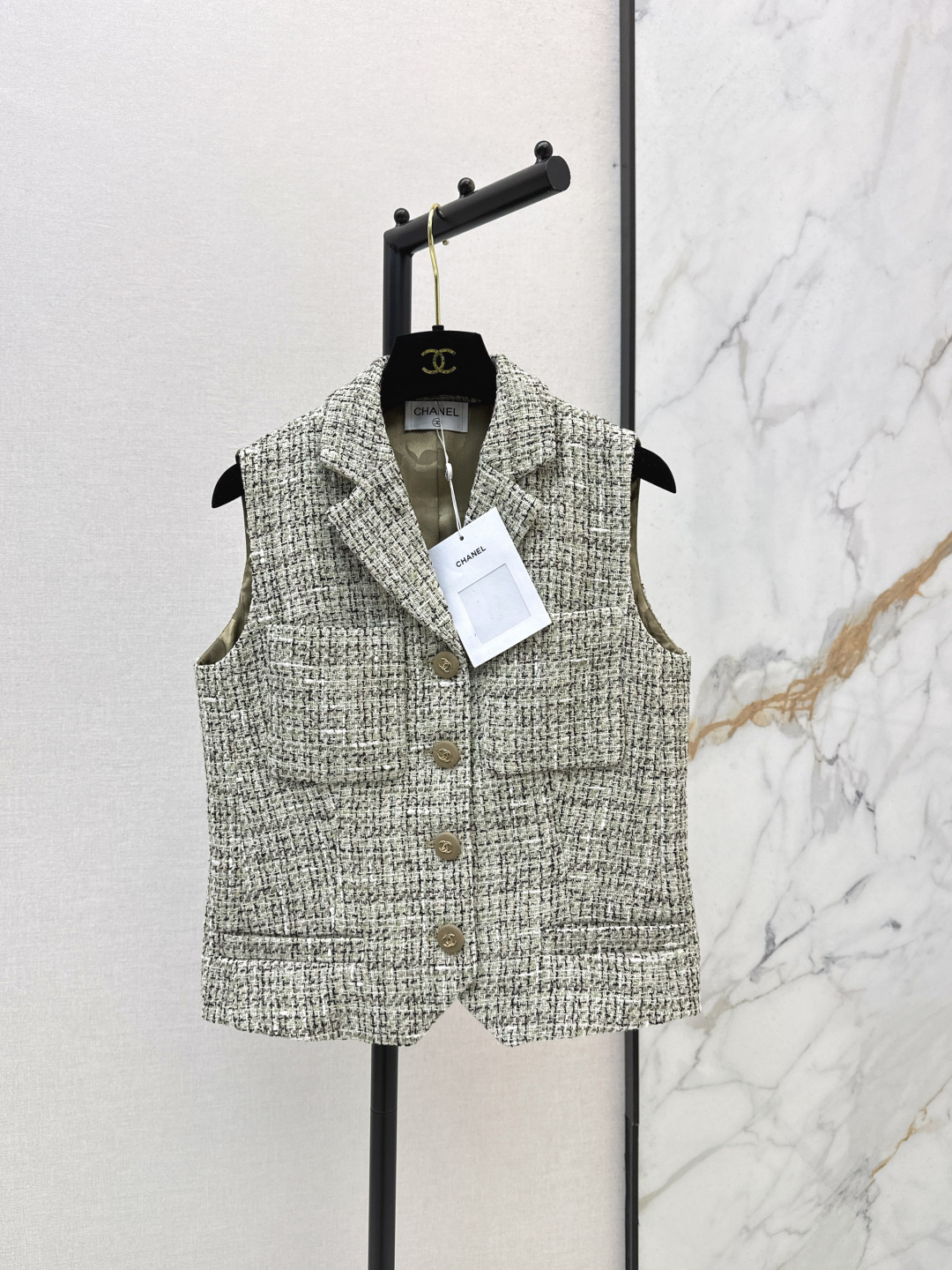 NO:790388,C Home 26Ss - the latest spring and summer model with front and rear bumper design, small fragrant style woven vest, beautiful high-end woven fabric, super beautiful in kind, three-dimensional texture and full of exquisiteness. The upper body has a noble temperament. Customized 3D three-dimensional tailoring version is very slim, practical and good-looking. French socialite style is elegant and high-end. A must-have for rich families. One color ready for sale sml,,chanel,19860909C家 26Ss———春夏最新款前后撞料设计小香风编织马甲绝美高级编织面料实物超美 立体肌理感精致感满满 上身自带一种高贵气质 定制3D立体剪裁版型巨显瘦 实穿度高颜值也更高 法式名媛风优雅又高级 富家千金必备 一色现货发售sml,,chanel,,Women's clothing