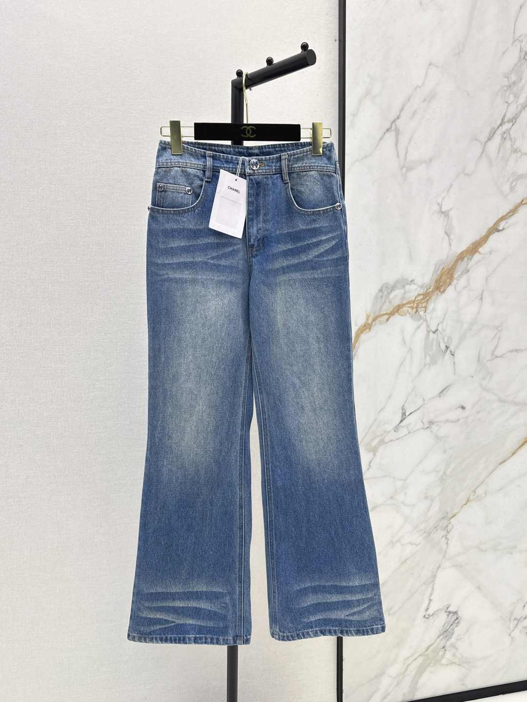 NO:790385,Customers order the most popular single style C Home 26Ss————The latest distressed washed denim suit for spring and summer, short denim jacket with three-dimensional flowers and low-waisted jeans. The color of retro washed denim is so beautiful~~ It can be worn as a set or alone. The three-dimensional flower decoration + customized buttons are eye-catching. Fashionable and stylish. Casual and elegant. Developed in one color. Available in stock sml,,chanel,jeans,jackets & coats,19860909客订爆单款 C家 26Ss————春夏最新款做旧洗水牛仔套装立体花朵小短款牛仔外套+低腰牛仔裤 复古洗水牛仔色系 一套搭配太好看了啊～～ 一套或者单穿都OK 立体花朵装饰+定制纽扣妥妥的吸睛 时髦有型 休闲又显气质感 一色分开发 现货发售sml,,chanel,jeans,jackets & coats,,Women's clothing