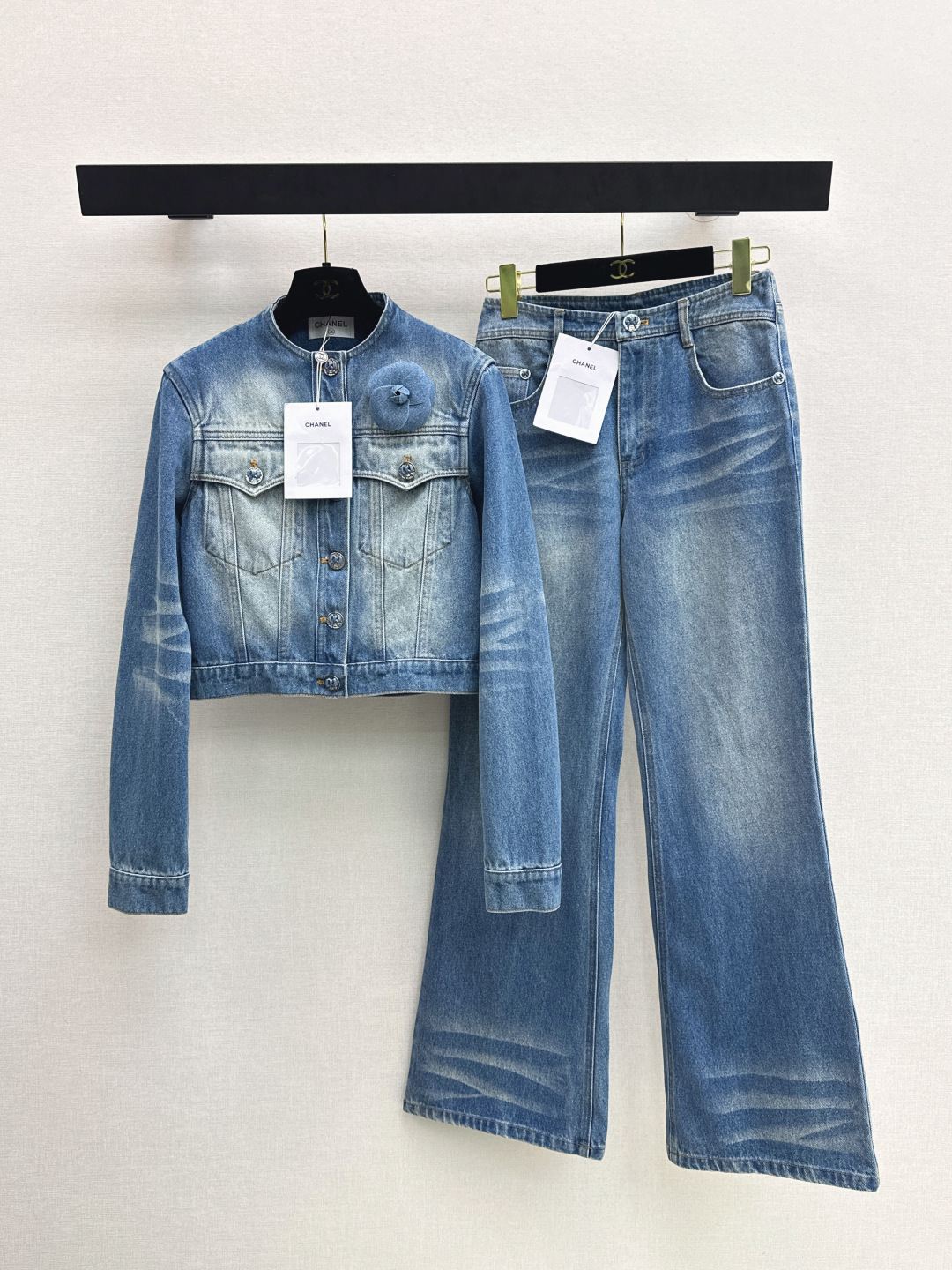 NO:790382,Customers order the most popular single model C Home 26Ss————The latest distressed washed denim suit for spring and summer, short denim jacket with three-dimensional flowers and low-waisted jeans. Retro washed denim color system. It looks so good as a set or worn alone. The three-dimensional flower decoration + customized buttons are eye-catching. Fashionable and stylish. Casual and elegant. Developed in one color. Ready for sale sml. Outside,,chanel,jeans,jackets & coats,19860909客订爆单款 C家 26Ss————春夏最新款做旧洗水牛仔套装立体花朵小短款牛仔外套+低腰牛仔裤 复古洗水牛仔色系 一套搭配太好看了啊～～ 一套或者单穿都OK 立体花朵装饰+定制纽扣妥妥的吸睛 时髦有型 休闲又显气质感 一色分开发 现货发售sml 外,,chanel,jeans,jackets & coats,,Women's clothing