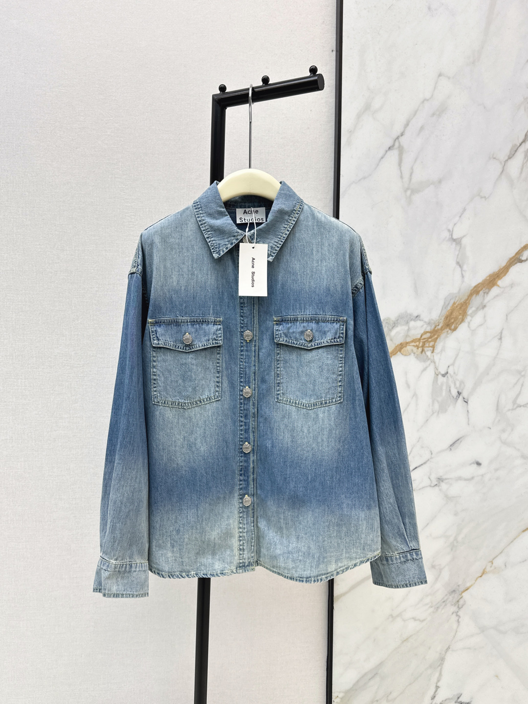 NO:790379,American casual items Acn～E 26Ss————The latest denim shirt with letter print decoration for spring and summer. A shirt that combines casual, fashionable, lazy and beautiful looks. The retro wash is very beautiful. The details of the letter print on the back are a plus. One color ready for sale sml,, shirts,19860909美式休闲单品 Acn～E 26Ss————春夏最新款字母印花装饰牛仔衬衫 集休闲时髦慵懒美貌于一体的衬衫 复古洗水非常好看 后背字母印花细节很加分 一色现货发售sml,,shirts,,Women's clothing