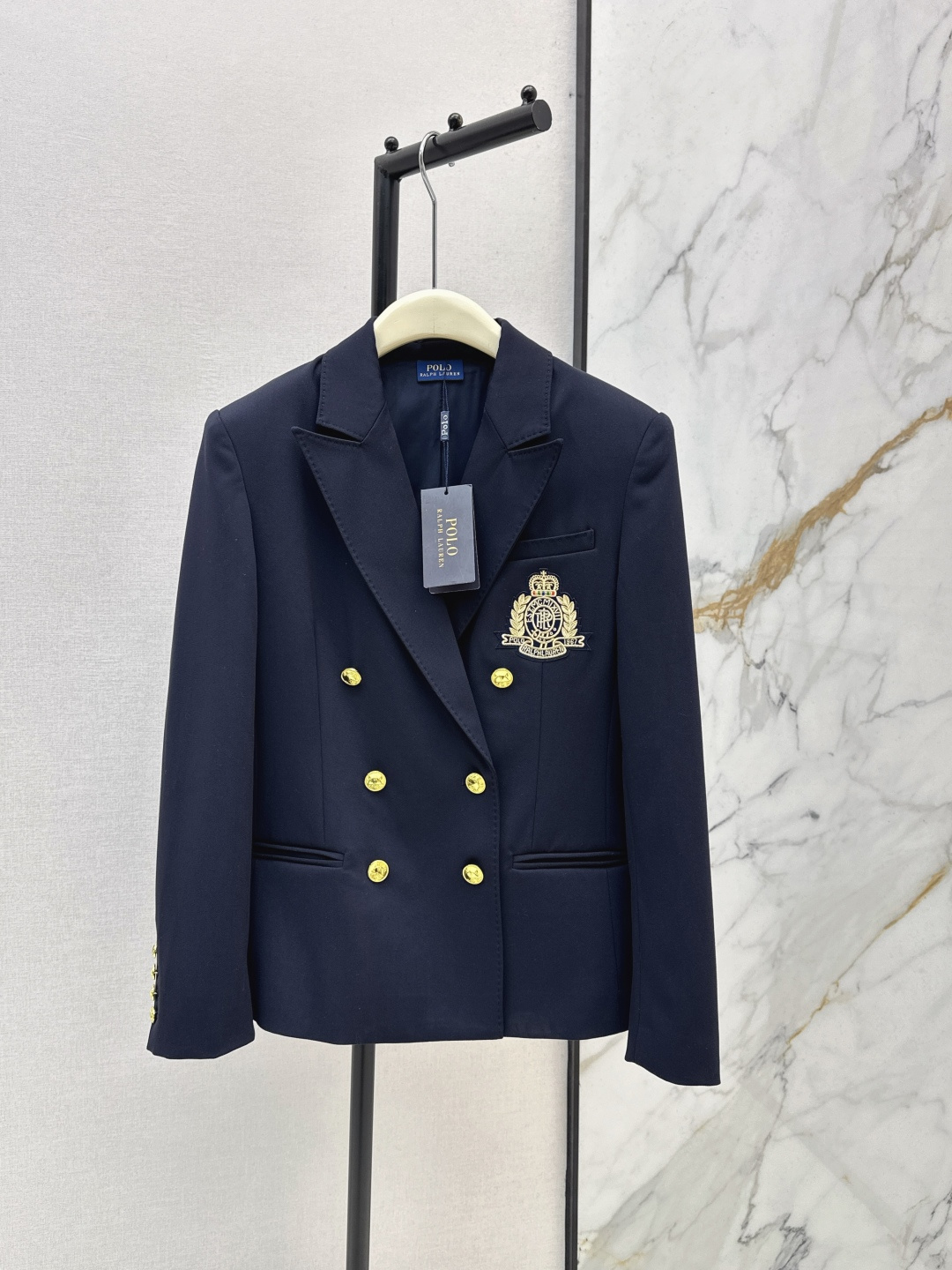 NO:790373,Age-reducing college style RL 26Ss - the latest heavy-duty embroidered badge suit jacket in early spring. Fashionable college style. Cool and stylish. Versatile daily item. Classic double-breasted design. The silhouette is just right. It is not picky at all. Small people can also handle it. The badge is so beautiful. The custom-made composite fabric has a good crisp feel. One color ready for sale sml,, jackets & coats, business suit,19860909减龄学院风 RL 26Ss————早春最新款重工刺绣徽章西装外套 时髦学院风 可酷可飒 日常百搭单品 经典双排扣设计 廓形剪裁恰到好处 完全不挑人 小个子也能驾驭 徽章太好看了 定制复合面料挺括感很好 一色现货发售sml,,jackets & coats,business suit,,Women's clothing