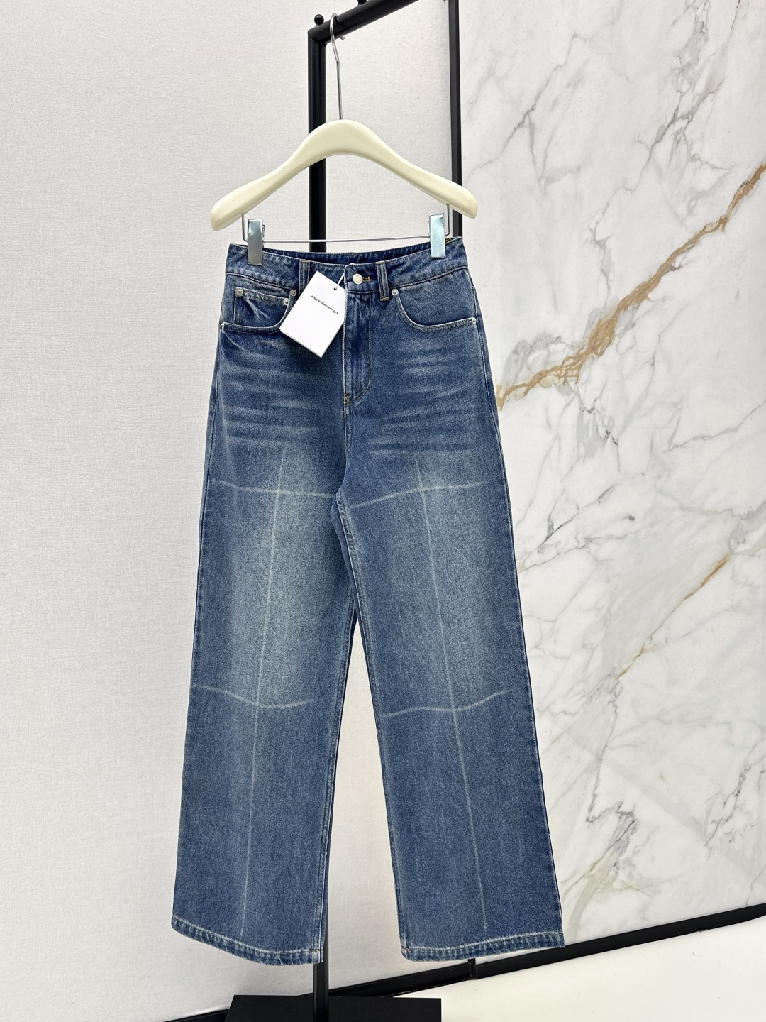 NO:790370,AW 26Ss————The latest handsome and fashionable denim suit in early spring, a short denim shirt + straight jeans. The whole set has retro-washed lines. The details are very good. This set is highly recommended. It is full of fashion. It cleverly divides the proportions of the body and makes it easy to look taller. The whole atmosphere of the upper body is full at once. It can be full of fashion without careful matching. Developed in one color. Ready for sale sml,,jeans,shirts,19860909AW 26Ss————早春最新款帅气时髦牛仔套装小短款牛仔衬衫+直筒牛仔裤 整套线条复古洗水 细节很加分 这套太推荐了 时髦感满满 巧妙分割身材比例 轻松显高 上身一整个氛围感一下子拉满 无需精心搭配就可以时髦感满满 一色分开发 现货发售sml,,jeans,shirts,,Women's clothing