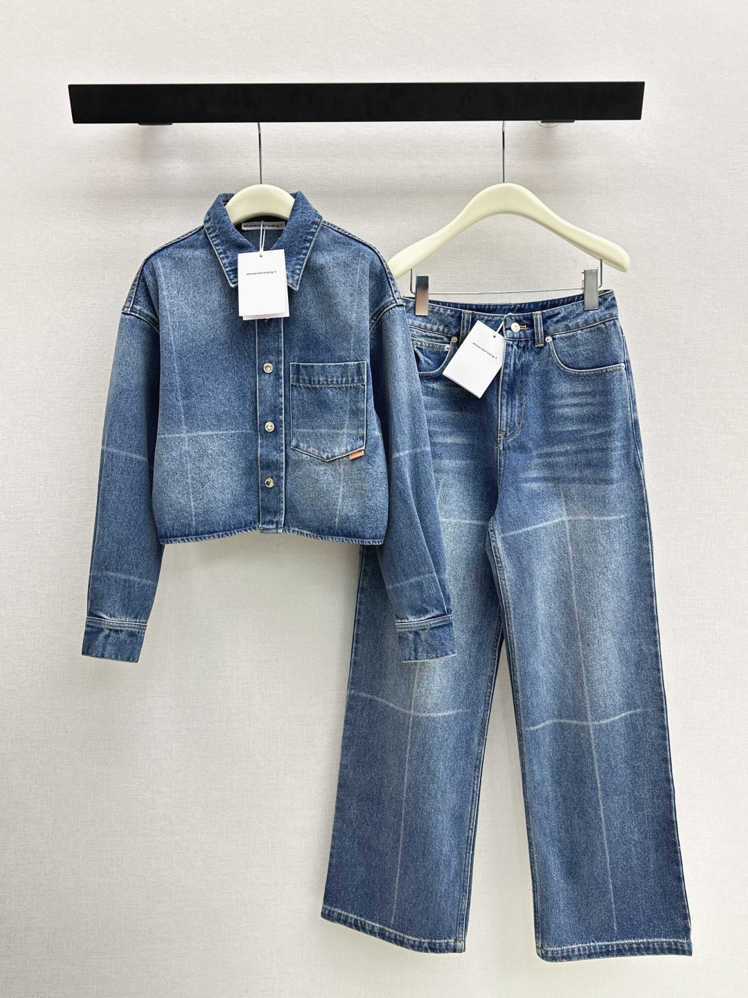 NO:790367,AW 26Ss————The latest handsome and fashionable denim suit in early spring, a short denim shirt + straight jeans. The whole set has retro-washed lines. The details are very good. This set is highly recommended. It is full of fashion. It cleverly divides the proportions of the body and makes it easy to look taller. The whole atmosphere of the upper body is full at once. It can be full of fashion without careful matching. Developed in one color. Ready for sale. SML lining,,jeans,shirts,19860909AW 26Ss————早春最新款帅气时髦牛仔套装小短款牛仔衬衫+直筒牛仔裤 整套线条复古洗水 细节很加分 这套太推荐了 时髦感满满 巧妙分割身材比例 轻松显高 上身一整个氛围感一下子拉满 无需精心搭配就可以时髦感满满 一色分开发 现货发售sml 衬,,jeans,shirts,,Women's clothing