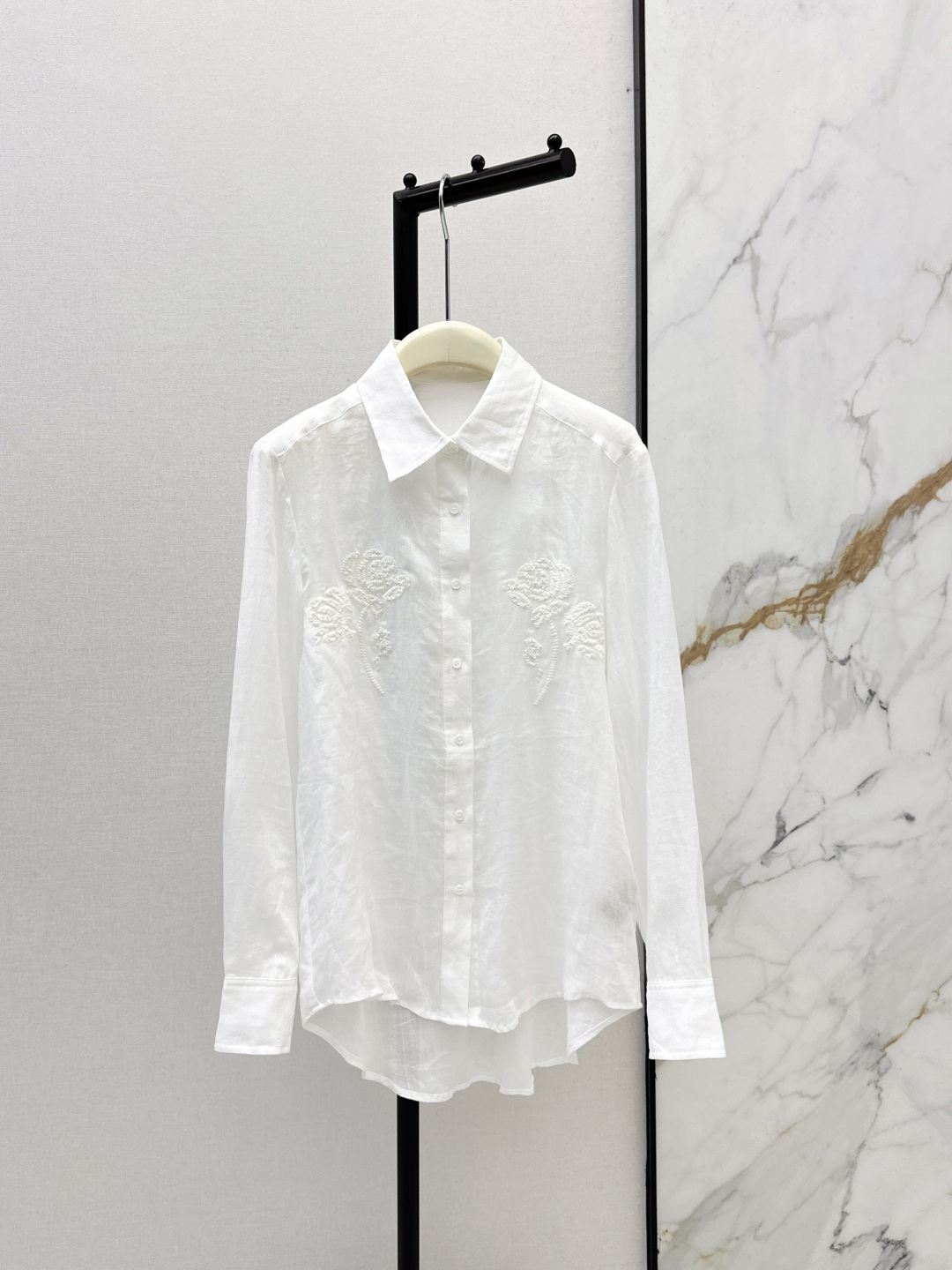 NO:791078,Fashionable design 26Ss————The latest white shirt with heavy beading decoration for spring and summer looks good. It has a gentle feeling, which makes the white shirt wear a different sense of fashion. It is very elegant in every gesture. It can be worn alone or as an inner layer. It is simple and stylish. One color ready for sale sml,, shirts,19860909时髦设计 26Ss————春夏最新款重磅钉珠装饰白色衬衫敲好看 自带温柔的感觉 让白衬衫穿出不一样的时髦感 举手投足都很优雅 单穿内搭皆可 简约大气又时髦 一色现货发售sml,,shirts,,Women's clothing