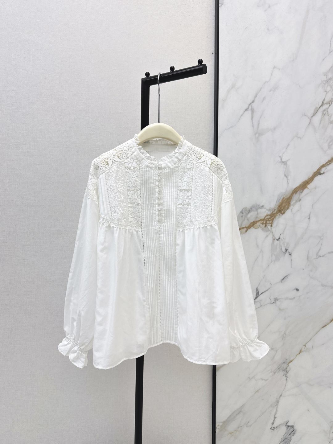 NO:791076,Es 26Ss————The latest heavy-duty splicing design doll lace top for spring and summer. Flexible micro-crepe texture nylon rayon fabric. Hollow lace splicing lace special-shaped splicing heavy craftsmanship. There are many processes. The upper body swings very smartly. It is both fairy and well-behaved. It is out of stock. One color ready for sale sml,,19860909Es 26Ss————春夏最新款重磅拼接设计娃娃摆蕾丝上衣 柔韧微绉肌理的锦纶人丝面料 镂空蕾丝拼接花边的异型拼接重工艺 工序非常多 上身摆动起来很灵动 又仙又乖 超出片 一色现货发售sml,,,Women's clothing