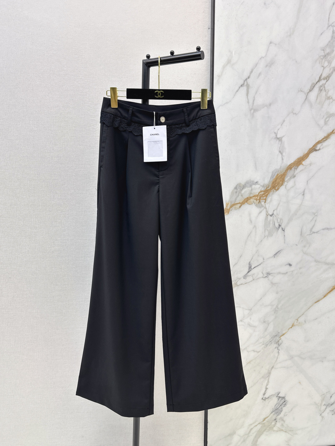 NO:791073,C Home 26Ss————The latest spring and summer l-spliced ​​lace-decorated straight pants have a full sense of fashion and high-end on the upper body. They have a huge style and have their own aura. Ultra-light fabrics. The texture is very nice. Fashionable and high-end. The color is super positive. The upper body looks white and slim. A classic series with its own beauty. You can walk with wind and the upper body is full of aura. The length is just right. Two colors are available for sale sml,,chanel,19860909C家 26Ss————春夏最新款l拼接蕾丝装饰直筒裤上身就是满满的时髦高级感 巨拉风 自带气场 超轻薄面料 质感很奈斯 时髦又高级 颜色超级正 上身显白又显瘦 自带美感的经典系列 走路都带风上身气场全开 长度恰到好处 两色现货发售sml,,chanel,,Women's clothing