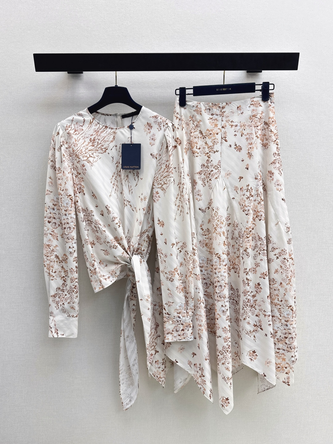 NO:791071,L's 26Ss——————The latest spring and summer printed suit is a set that matches the upper body. It is elegant and smart. It is simple and luxurious. The workmanship of the whole dress is very fine. The version is simple and can be seen at a glance. It is beautiful and beautiful, low-key and eye-catching. One set. One color ready for sale sml,, louis vuitton,19860909L家 26Ss—————春夏最新款印花套装一套搭配上身飘逸灵动 简约中流露出高奢 整件衣服做工更是非常精细 版型简单一目了然 美伦美幻 低调又要引人注目 一套出 一色现货发售sml,,louis vuitton,,Women's clothing