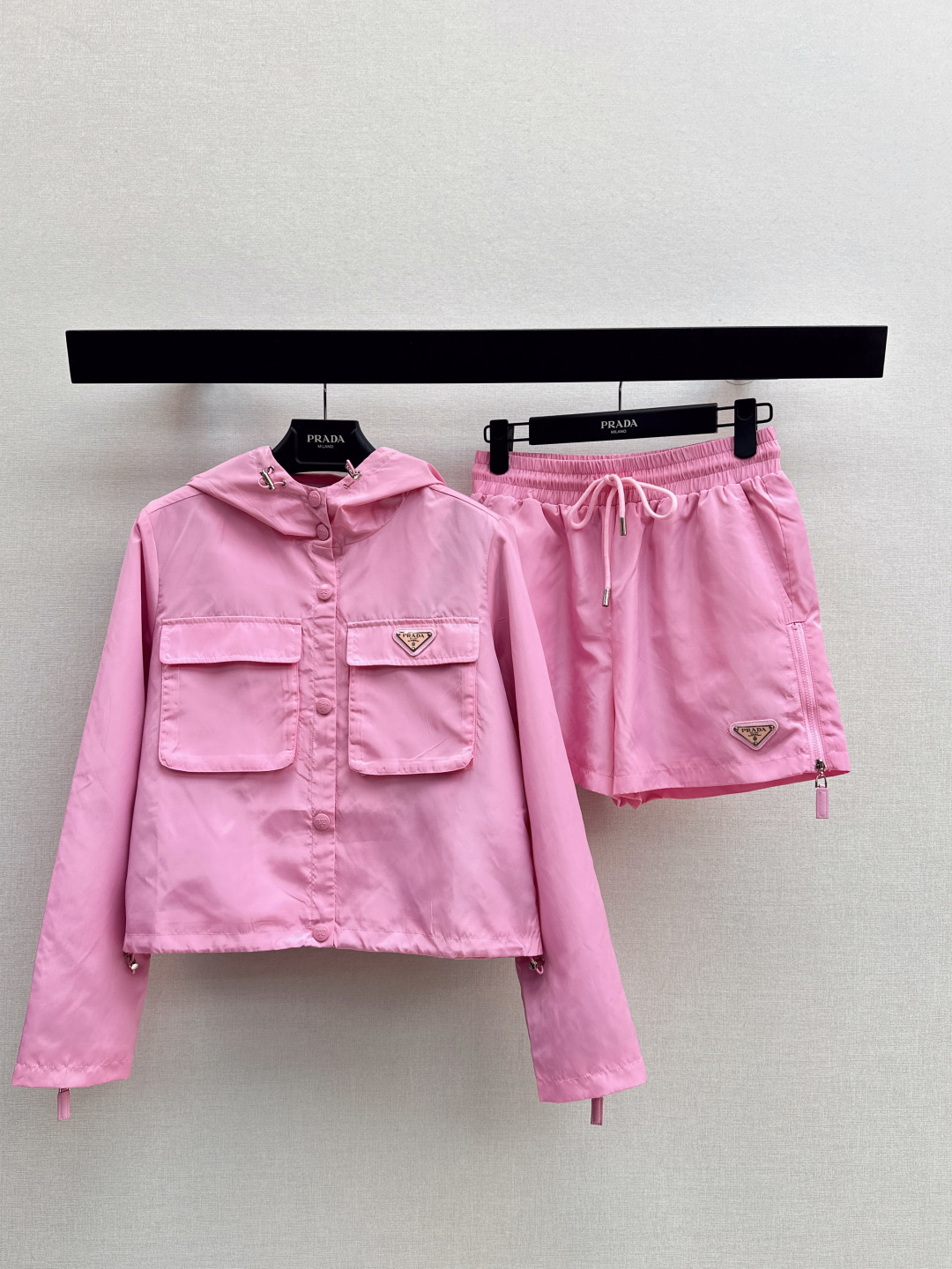NO:791069,PD 26Ss——————The latest handsome nylon suit hooded jacket + elastic waist shorts for spring and summer. Adorable style. Full of small details. Exquisite workmanship. Age-reducing fashion. Good hold style. Won the hearts of fairies. Soft and textured. Classic work. Available in one set. Two colors available for sale sml, shorts, jackets & coats, hats,19860909PD 26Ss—————春夏最新款帅气尼龙套装连帽外套+松紧腰短裤 可A可乖的风格 满满小细节太加分 做工精致 减龄时尚 好HOLD住造型 深得仙女心 柔软有质感 经典之作 一套出 两色现货发售sml,,shorts,jackets & coats,hats,,Women's clothing