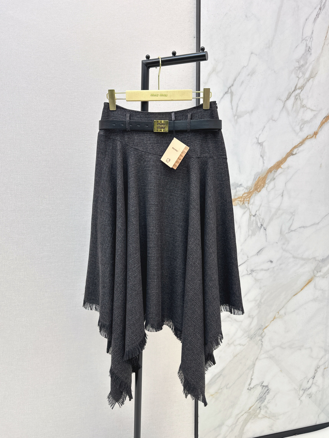 NO:791067,Miu 26Ss————The latest irregular waist skirt for spring and summer. Nostalgic and retro. A very thoughtful one. The upper body is cool and sassy. It is made of customized high-quality fabrics. The texture is fine and the cotton feels natural. It is muscular yet soft. It is neat and three-dimensional. It is available in one color. sml,, miumiu, skirts,19860909Miu 26Ss————春夏最新款不规则腰半裙 怀旧复古 非常用心的一款 上身又酷又飒爽 采用定制高品质面料 纹理细腻棉感自然 既有筋骨感又不失柔软 利落立体剪裁 一色现货发售sml,,miumiu,skirts,,Women's clothing