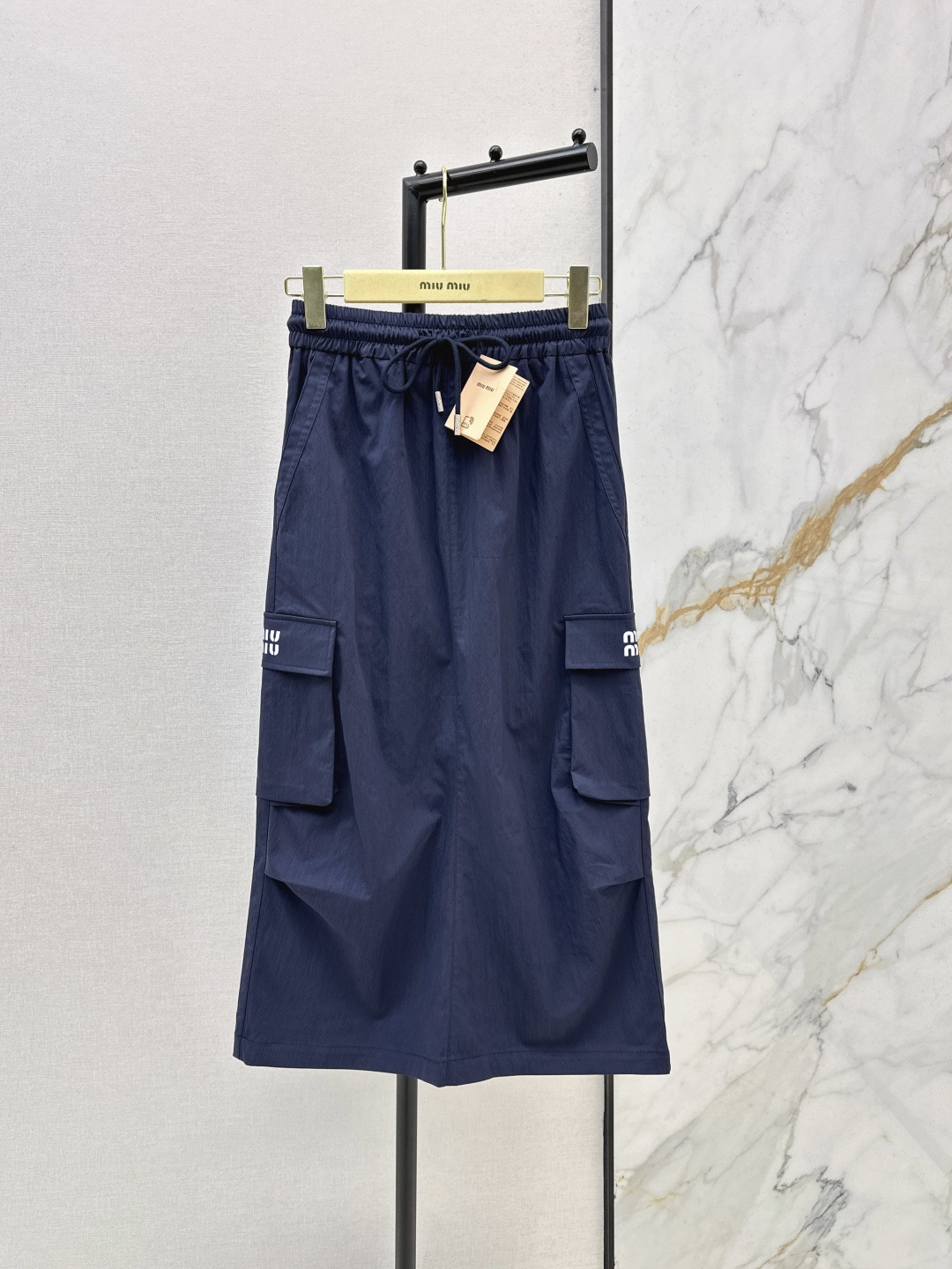 NO:791065,Miu 26Ss——————The latest handsome workwear skirt for spring and summer, a super age-reducing and scheming item. The version is versatile and not picky and looks great on the upper body. The imported fabric has a delicate texture and is comfortable. Two colors are available in stock. sml,,miumiu,skirts,19860909Miu 26Ss—————春夏最新款帅气工装半裙超级减龄心机单品 版型百搭不挑人上身超好看 进口面料质感细腻舒适 两色现货发售sml,,miumiu,skirts,,Women's clothing