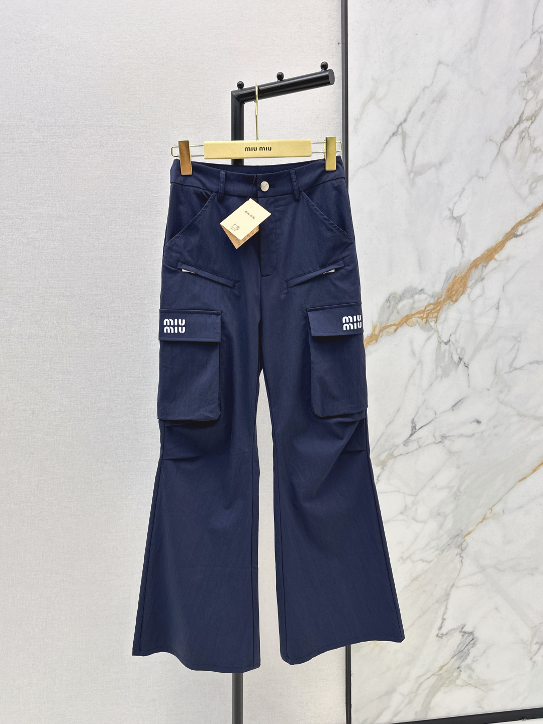 NO:791064,Miu 26Ss————The latest handsome work style wide-leg trousers for spring and summer. Fashionable and easy-to-wear walking overalls. Versatile style. High-end customization. Casual and free. Retro and fashionable. Can be controlled by various body types. Two colors available for sale sml,,miumiu,19860909Miu 26Ss————春夏最新款帅气工装风阔腿长裤 时髦好穿度爆棚的行走的工装裤 风格百搭 高级定制 随性洒脱 复古又时尚 各种身材都可以驾驭 两色现货发售sml,,miumiu,,Women's clothing