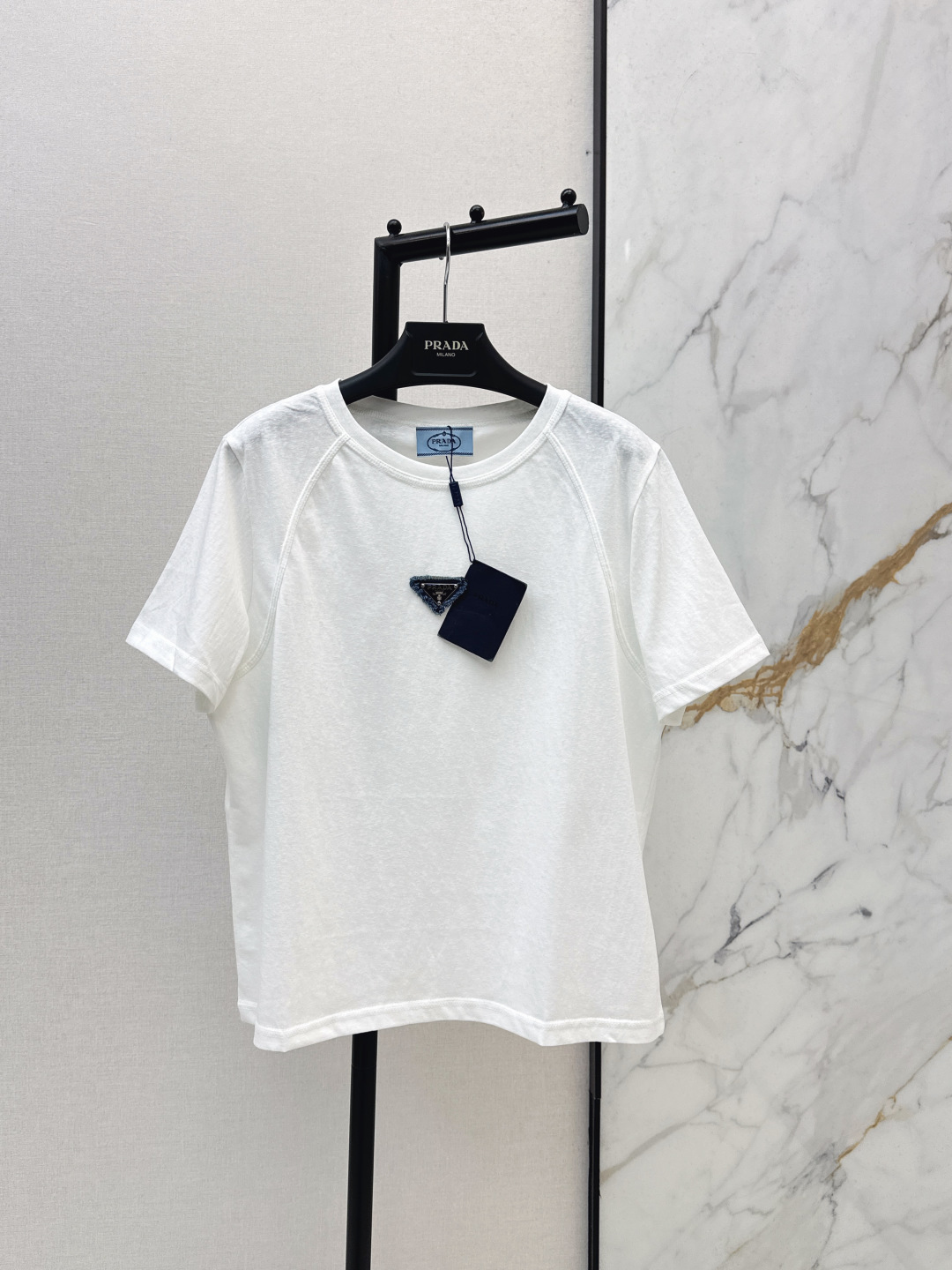 NO:791058,PD 26Ss————The latest spring and summer white T-shirt with triangle logo decoration is very dense and feels super good. It is a really hard-working one. The details are perfect. The regular version is not picky at all. It is simple and generous. The same color is available in stock, sml, tees, t-shirt,19860909PD 26Ss————春夏最新款三角标装饰白色T恤密度很高手感超好 真的费劲心血的一款 细节完美 常规版型 上身完全不挑人简单大方 一色现货发售sml,,tees，t-shirt,,Women's clothing
