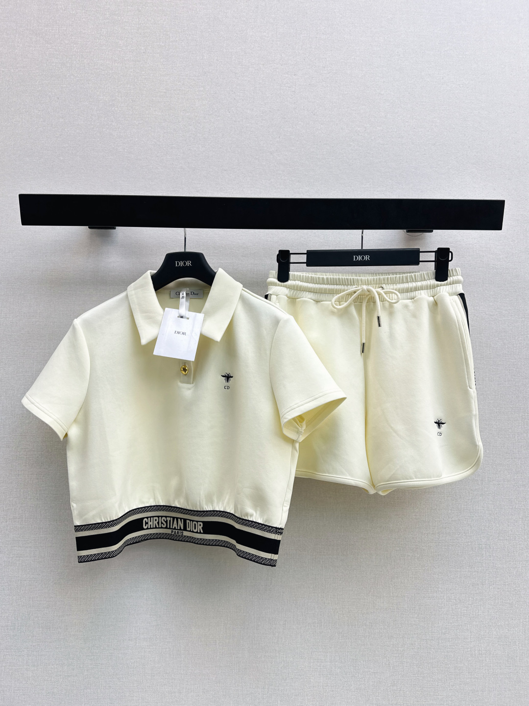 NO:791055,CD 26Ss————The latest casual suit for spring and summer. Short bee embroidered lapel top + elastic waist shorts. Retro fashionable sports style. It meets the dual needs of comfort and fashion and can be integrated into every daily outfit. Playful and age-reducing design elements full of vitality. One set. Two colors available for sale sml,, shorts,19860909CD 26Ss————春夏最新款休闲套装小短款蜜蜂刺绣翻领上衣+松紧腰短裤 复古时髦运动风 贴合舒适与时髦的双需求能融入每个日常的穿搭 俏皮减龄充满元气的设计元素 一套出 两色现货发售sml,,shorts,,Women's clothing