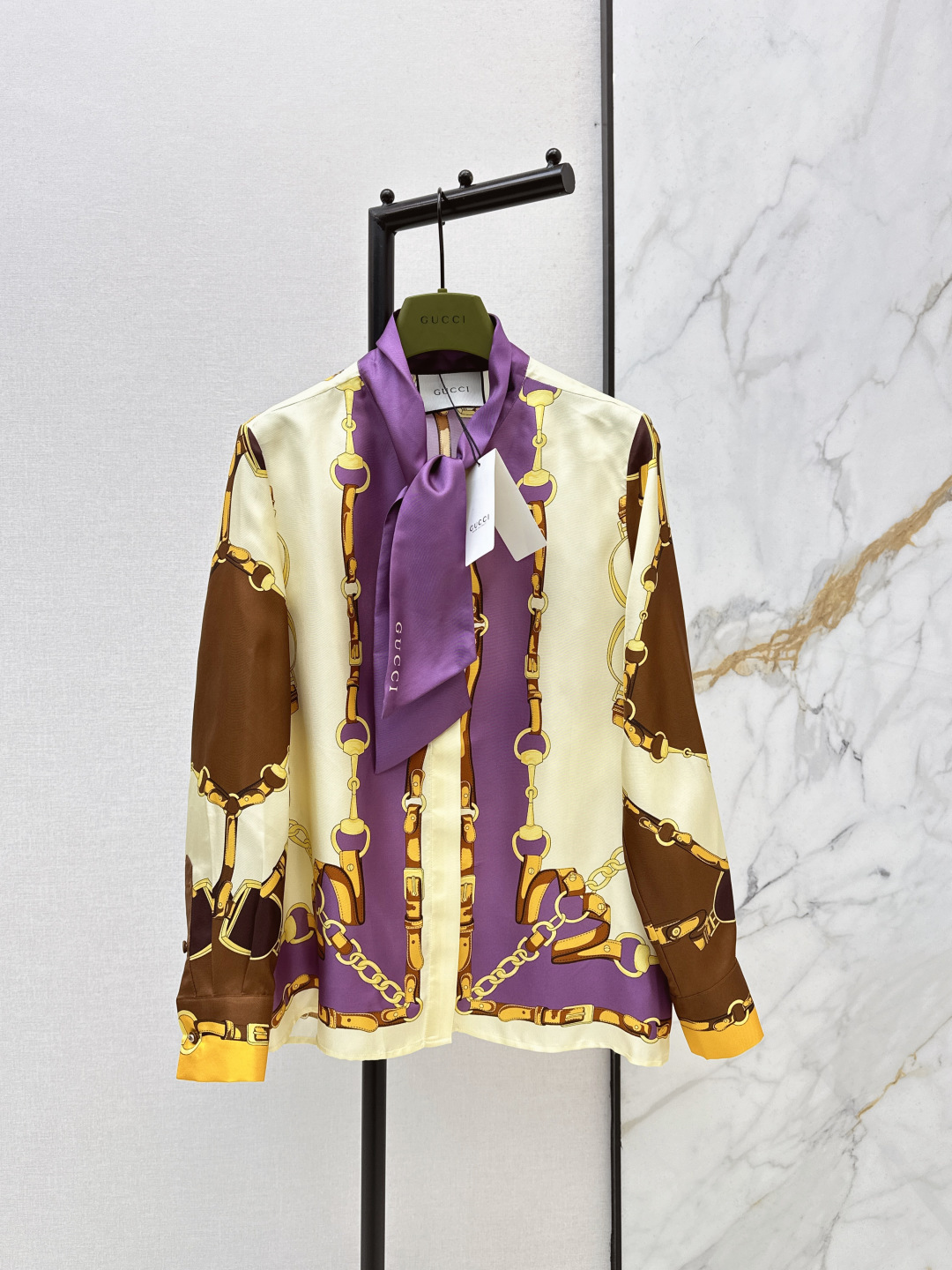 NO:791046,Gu 26Ss————The latest spring and summer GG chain with detailed printed silk long-sleeved shirt, silk shirt, 100% silk twill fabric, elegant ribbon tie, classic version, slimming the upper body, elegant, fashionable and high-end tone, a must-have artifact for white and rich beauty, positioning pattern, versatile and easy to match, one color ready for sale smlxl,, shirts, real silk,19860909Gu 26Ss————春夏最新款GG链条带细节印花丝质长袖衬衫真丝衬衫百分百真丝斜纹绸面料 气质飘带领结经典版型上身巨显瘦 优雅时髦又高级的调调 白富美必备神器 定位花裁版型百搭不挑人 一色现货发售smlxl,,shirts,real silk,,Women's clothing