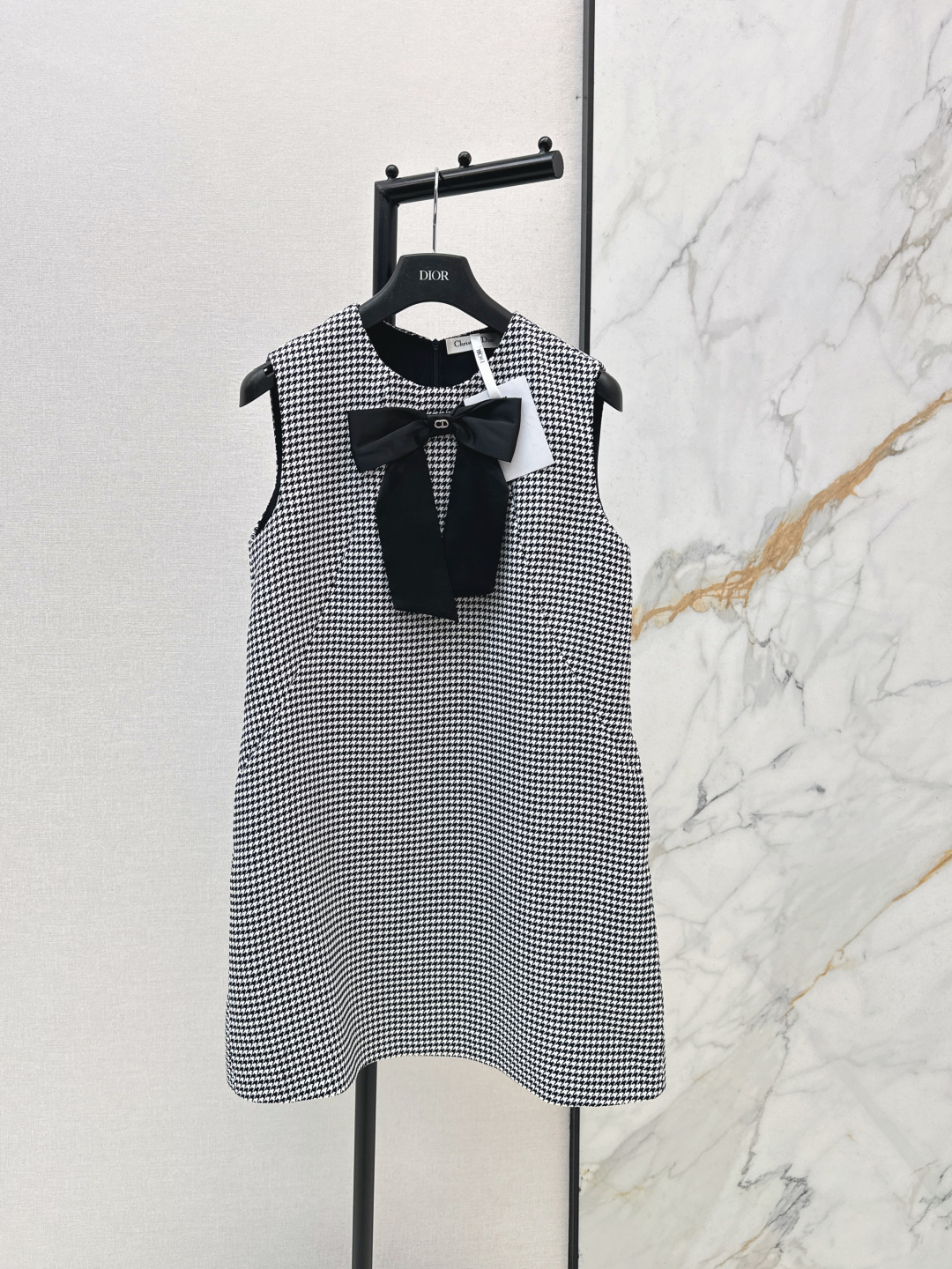 NO:791063,CD 26Ss————The latest bow-decorated houndstooth sleeveless dress for spring and summer. Classic design. The upper body is exquisite and capable. Easy to match. Customized imported fabrics are crisp and stylish. Full of high-end. One color ready for sale smlxl,,skirts,19860909CD 26Ss————春夏最新款蝴蝶结装饰千鸟格无袖连衣裙 经典款设计 上身精致又干练得体 搭配起来随心应手 定制的进口面料挺括有型 满满的高级感 一色现货发售smlxl,,skirts,,Women's clothing