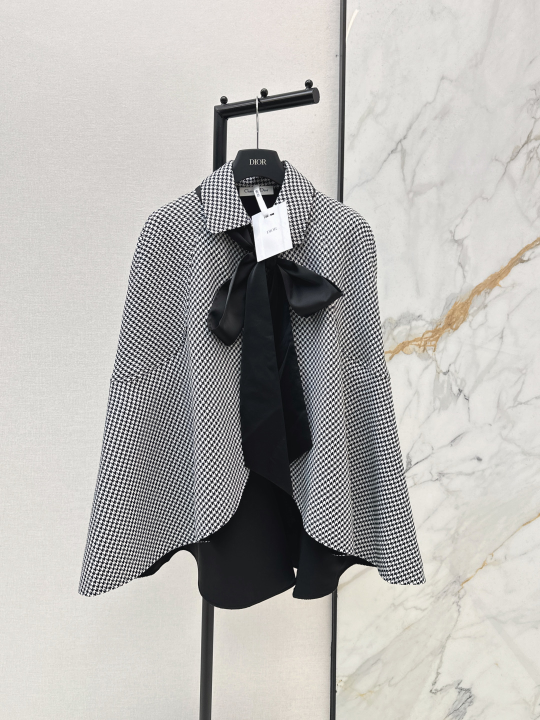 NO:791060,CD 26Ss————The latest spring and summer bow-tie decorated Chidori combat poncho jacket is classic and stylish. It has its own aura. The texture of the fabric is very nice, fashionable and high-end. The color is super positive. The upper body looks white and slim. It has a cool and handsome series. The upper body has a full aura when walking. The length is just right and easy to control. One color ready for sale smlxl,,jackets & coats,19860909CD 26Ss————春夏最新款蝴蝶结飘带装饰千鸟格斗篷外套经典又有型 自带气场 面料质感很奈斯 时髦又高级 颜色超级正 上身显白又显瘦 自带酷帅感的系列 走路都带风上身气场全开 长度恰到好处 轻松驾驭 一色现货发售smlxl,,jackets & coats,,Women's clothing