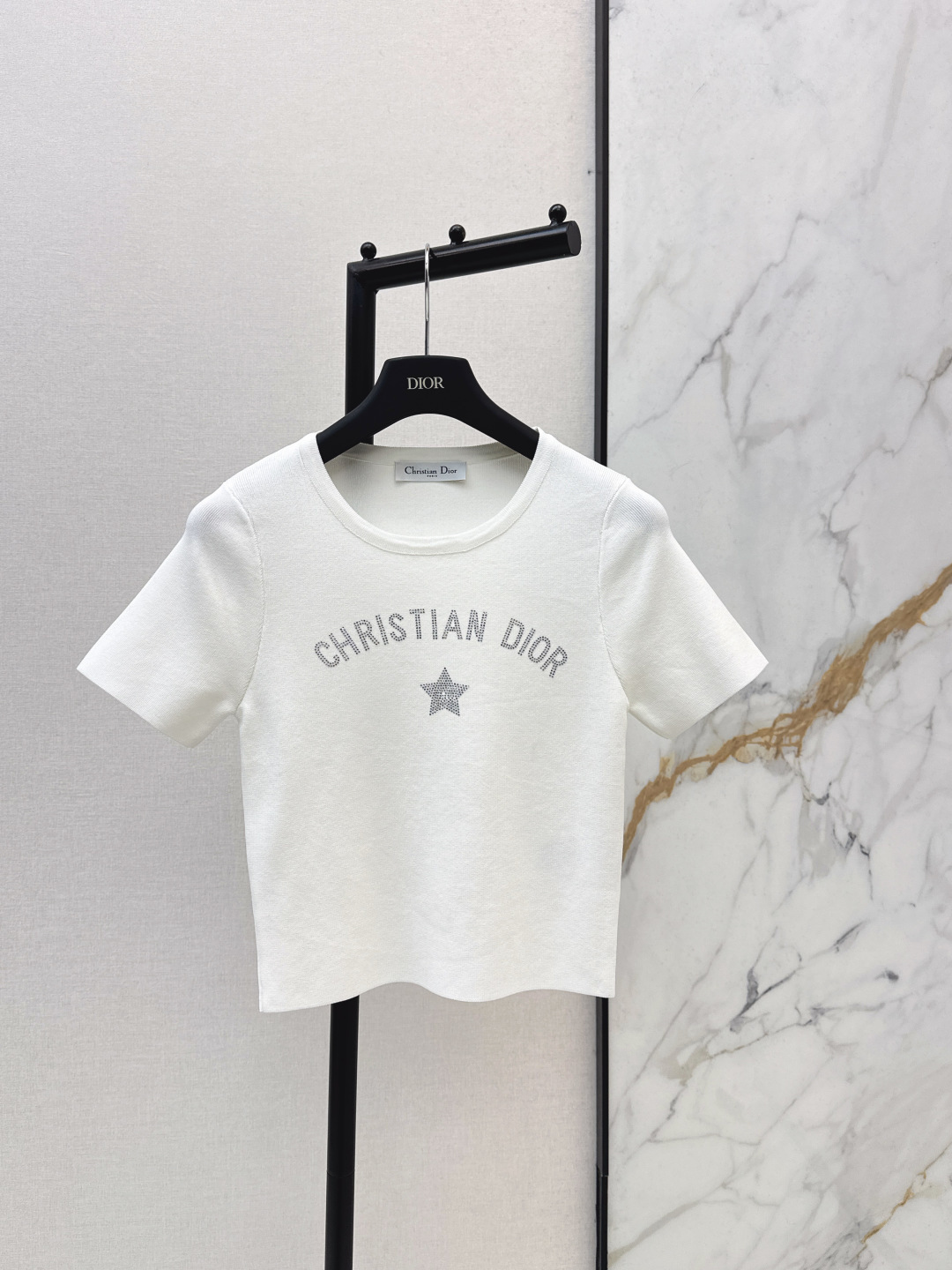 NO:791054,CD 26Ss————The latest style of spring and summer knitted short-sleeves with logo lettering and woven decoration. The texture is very good. The basic details are perfect. The logo on the chest is low-key and noble. Close your eyes and wear it alone. It is a dark horse when worn alone. The white is clean and refreshing. The black is perfect for slimming. Two colors are available now, sml, T-shirt.19860909CD 26Ss————春夏最新款logo字母提织装饰针织短袖版型质感都很绝 基础细节却满分 胸前logo低调又显贵 闭眼入 单穿内搭都是黑马 白色干净清爽 黑色显瘦一绝 两色现货发售sml,,T-shirt,,Women's clothing