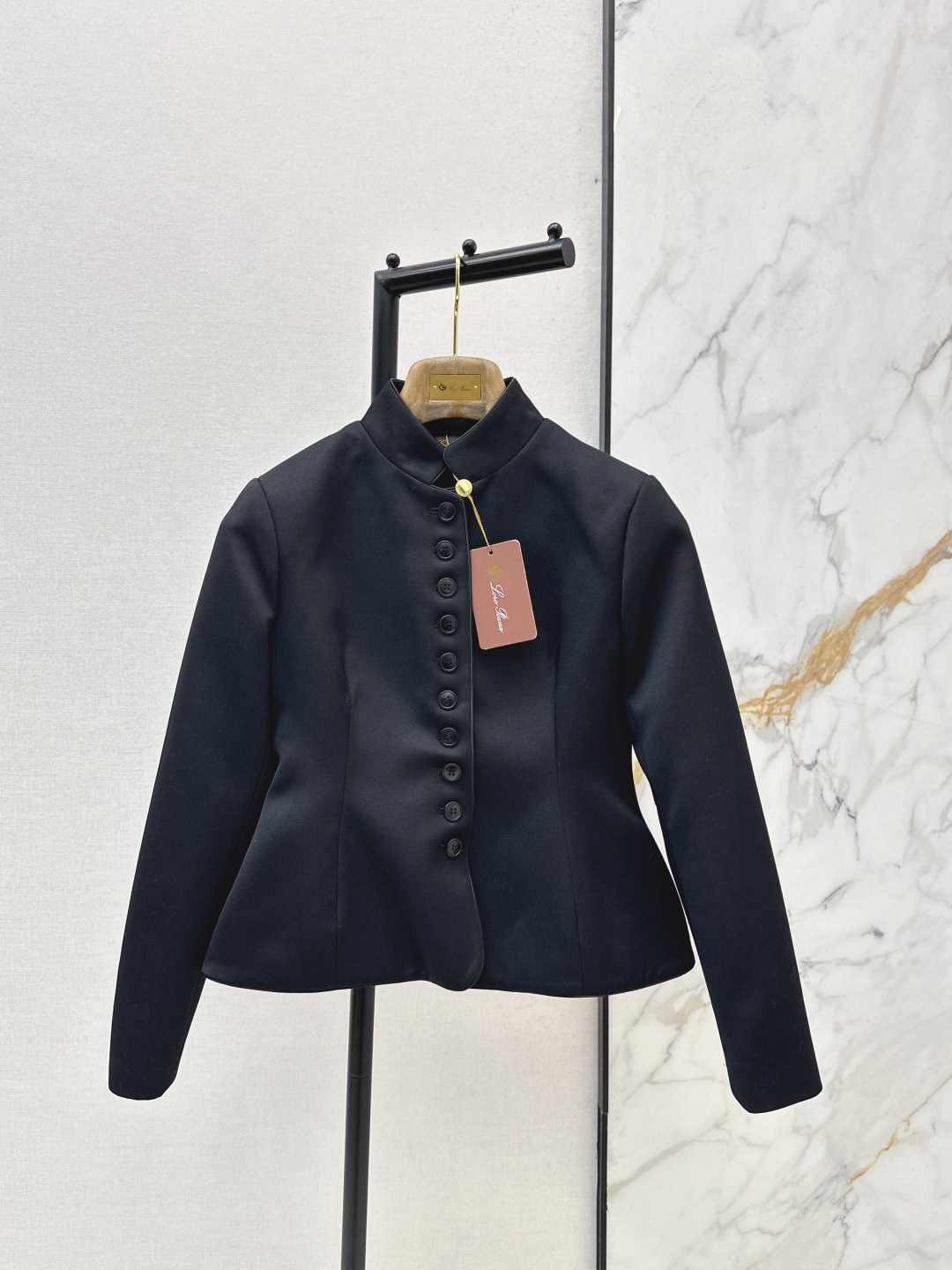 NO:791048,300L 26Ss————The latest high-end old money style stand-up collar single-breasted blazer in early spring. The waist curve makes the softness sublime in the toughness. The customized fabric texture is amazing. The 3D three-dimensional tailoring design upper body is capable and elegant. Goddess Style. Easy to control for commuting. Casual matching to interpret different styles. One color ready for sale sml,, loro piana, jackets & coats, business suit,19860909300L 26Ss————早春最新款高级老钱风穿搭立领单排扣西装外套 腰部收腰曲线让柔美在硬朗中升华 定制面料质感超赞 3D立体剪裁设计上身干练优雅气场女神Style 通勤穿搭轻松驾驭 随性搭配演绎不同风格 一色现货发售sml,,loro piana,jackets & coats,business suit,,Women's clothing
