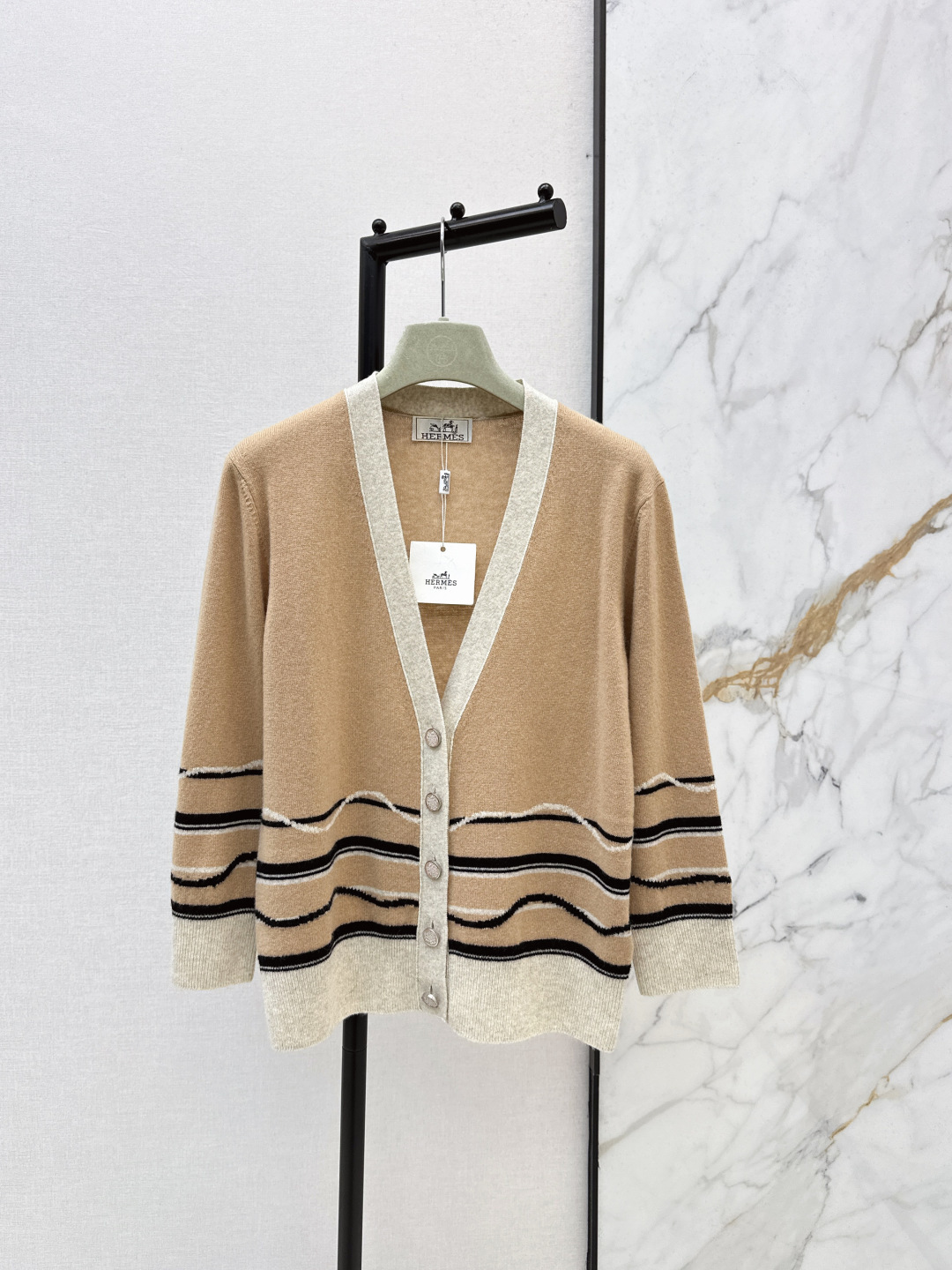 NO:791045,High-end outfit Her 26Ss - the latest contrasting color striped knitted cardigan jacket for early spring. The 100% cashmere yarn is delicate and soft to the touch. The temperament V-neck is elegant and fashionable. The classic version is not flattering on the upper body, looks slim and versatile. Highly recommended as a must-have item. One color ready for sale sml,, jackets & coats,19860909高级感穿搭 Her 26Ss———早春最新款撞色条纹针织开衫外套百分百羊绒纱线细腻软糯的手感无敌赞 气质V领优雅又时髦 经典版型不挑人上身显瘦又百搭 强烈推荐必入单品 一色现货发售sml,,jackets & coats,,Women's clothing