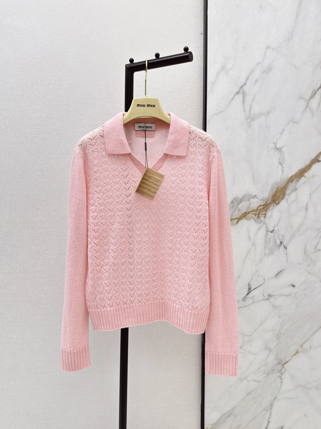 NO:791062,Miu 26Ss————The latest knitted long-sleeved Polo shirt for spring and summer adopts a hollow pattern design. It is light and breathable and super comfortable to wear in spring and summer. Classic Polo collar + short sleeves. Casual and elegant. Slim-fitting tailoring that shows off your body curves. It can be easily controlled in daily outings and parties. The knitted fabric has good elasticity. It is comfortable to wear, fashionable and practical. It is available in one color. sml,, miumiu, T-shirt,19860909Miu 26Ss————春夏最新款针织长袖Polo衫采用镂空花纹设计 轻盈透气春夏穿超舒服 经典Polo领+短袖 休闲又优雅 修身剪裁超显身材曲线 日常出街聚会都能轻松驾驭～针织面料弹性好 穿着舒适 时髦又实用 一色现货发售sml,,miumiu,T-shirt,,Women's clothing