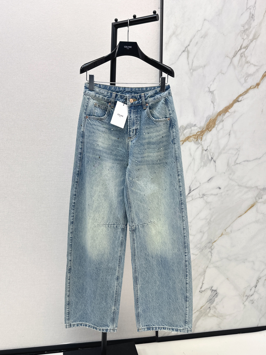 NO:791059,Ce 26Ss————The latest hot-drilled denim wide-leg pants for spring and summer are embellished with hot-drilled diamonds on the front legs. The visual sense of blingbling in the sun has a sense of artistic atmosphere. It is worn and whitened + knee stitching. The retro workwear smell directly fills the logo. The leather brand is low-key and recognizable. The sense of light luxury is hidden in the details. Casual and lazy. It looks good with any outfit. One color ready for sale smlxlxxl,,19860909Ce 26Ss————春夏最新款烫钻牛仔阔腿裤前腿处烫钻点缀 阳光下blingbling的即视感 自带艺术氛围感 做旧磨白+膝盖拼接 复古工装味直接拉满 logo皮牌低调又有辨识度 轻奢感藏在细节里 随性又慵懒 随便搭都好看 一色现货发售smlxlxxl,,,Women's clothing