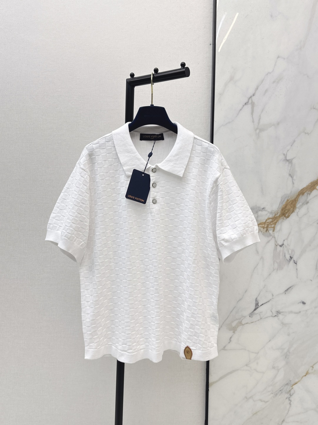 NO:791050,L Family 26Ss————The latest logo knitted polo short-sleeved style in early spring. Same style for men and women. The loose fit is full of relaxed texture. The soft and waxy fabric is both comfortable and high-end. Wearing it alone is a trendy girl. Pair it with denim trousers to make it more casual and lazy. The same color is available in stock sml, louis vuitton, T-shirt,19860909L家 26Ss————早春最新款logo针织polo短袖 男女同款 宽松版型裹满松弛质感 软糯面料兼顾舒适与高级 单穿是元气潮妹 搭牛仔长裤更显随性慵懒 一色现货发售sml,,louis vuitton,T-shirt,,Women's clothing