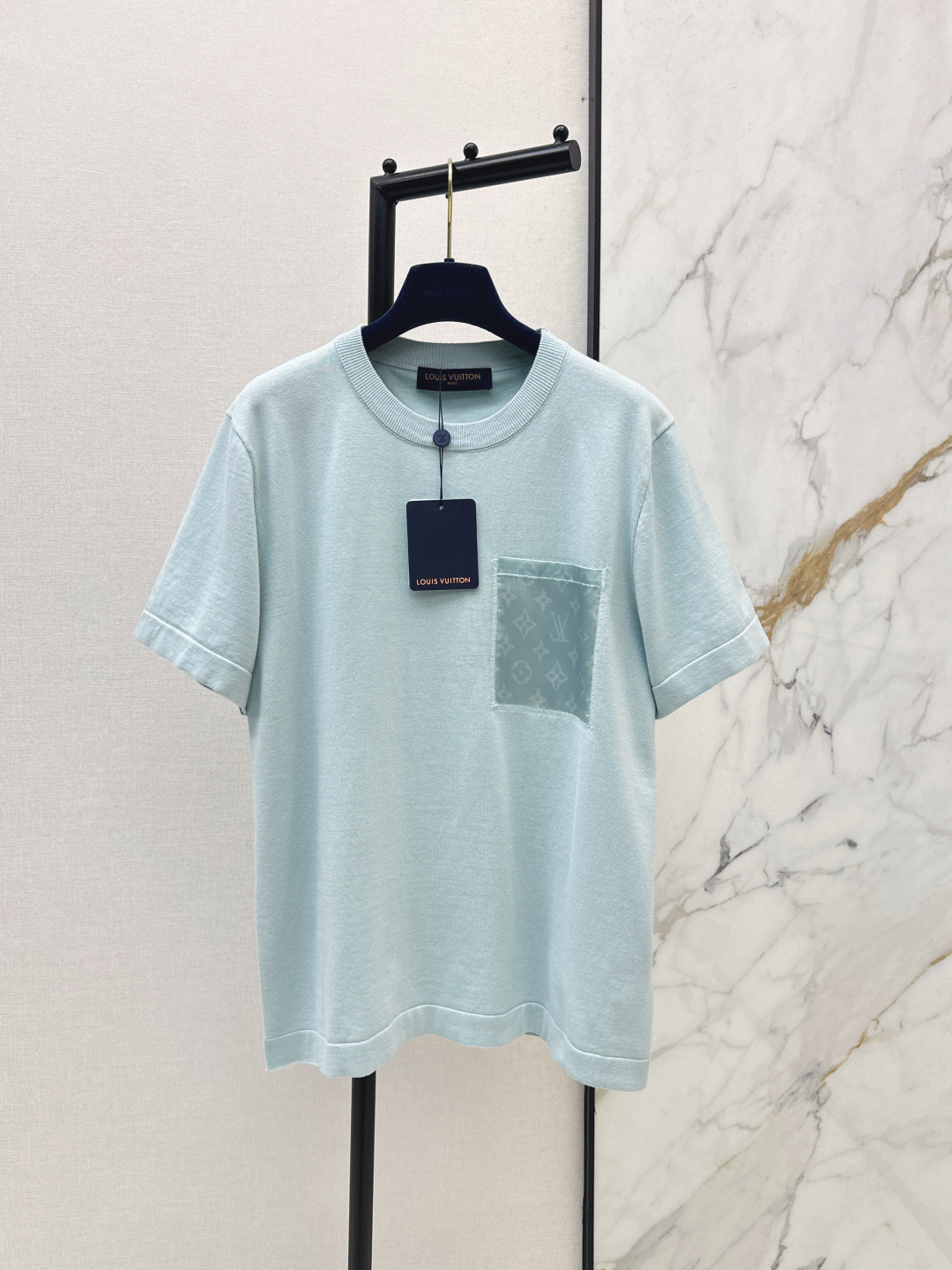 NO:791047,L Family 26Ss————The latest logo knitted short-sleeve style in early spring. Same style for men and women. The loose fit is full of loose texture. The soft and waxy fabric is both comfortable and high-end. Wearing it alone is a energetic and trendy girl. Pair it with denim trousers to make it more casual and lazy. The same color is available in stock sml, louis vuitton, T-shirt,19860909L家 26Ss————早春最新款logo针织短袖 男女同款 宽松版型裹满松弛质感 软糯面料兼顾舒适与高级 单穿是元气潮妹 搭牛仔长裤更显随性慵懒 一色现货发售sml,,louis vuitton,T-shirt,,Women's clothing