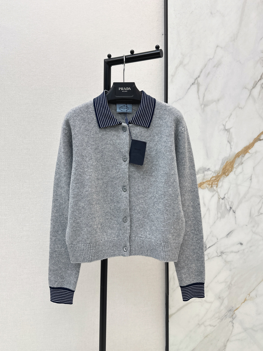 NO:791044,PD 26Ss————The latest spring and summer college-style casual series fake two-piece knitted cardigan in gray color is too gentle to wear. Cardigan with striped detail shirt collar design. The fabric is soft and comfortable and the version is slim. It looks good when layered or worn alone. It has a full sense of layering. The details on the cuffs and neckline are exquisite. It is easy to get a lazy and casual style when paired with a striped inner skirt ~ commuting in early spring. It is suitable for daily outings. Practical and fashionable, it is a versatile tool for spring and autumn.  One color ready for sale sml,,skirts,shirts,19860909PD 26Ss————春夏最新款学院风休闲系列假两件套针织开衫灰色系穿搭太温柔啦 条纹细节衬衫领设计开衫 面料柔软舒适版型显瘦 叠穿or单穿都很好看 层次感满满 袖口和领口细节精致 搭配条纹内搭裙装轻松get慵懒休闲风～早春通勤 日常出街都很适合 实用又时髦是春秋百搭神器 一色现货发售sml,,skirts,shirts,,Women's clothing
