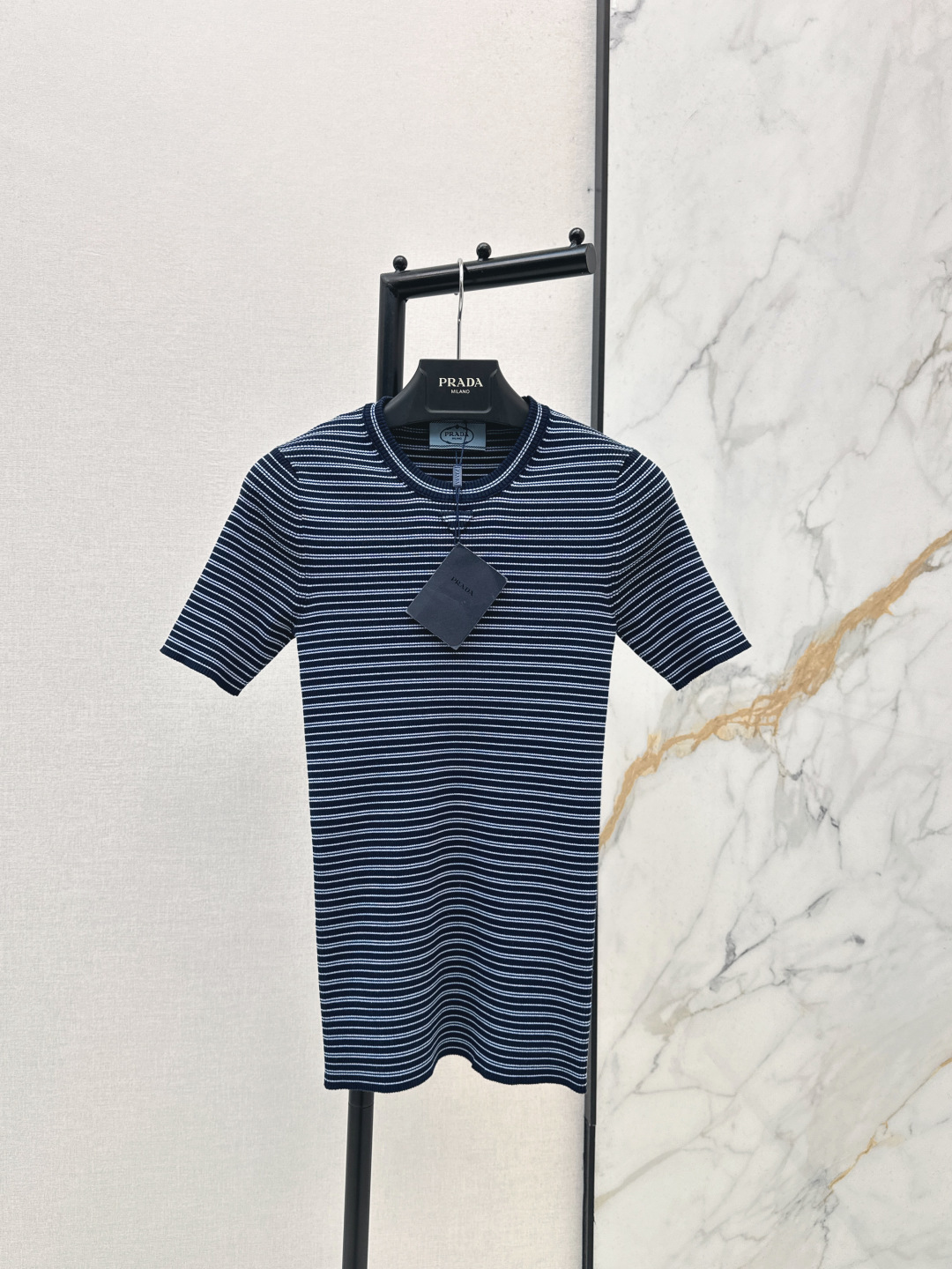NO:791041,PD 26Ss - the latest striped knitted short-sleeved classic contrasting design for spring and summer. Vibrant and fashionable. The knitted fabric has good elasticity and fits the body shape. It is super comfortable to wear in spring and summer. The round neck is simple. The striped elements are retro and modern. It can be easily controlled for daily commuting and leisure. Easily get a modern and casual style. One color is available for sale sml,, T-shirt,19860909PD 26Ss———春夏最新款条纹针织短袖经典撞色设计 活力又时髦 针织面料弹性好 贴合身形 春夏穿超舒服 圆领简约 条纹元素复古又现代 日常通勤休闲都能轻松驾驭 轻松get摩登随性风一色现货发售sml,,T-shirt,,Women's clothing