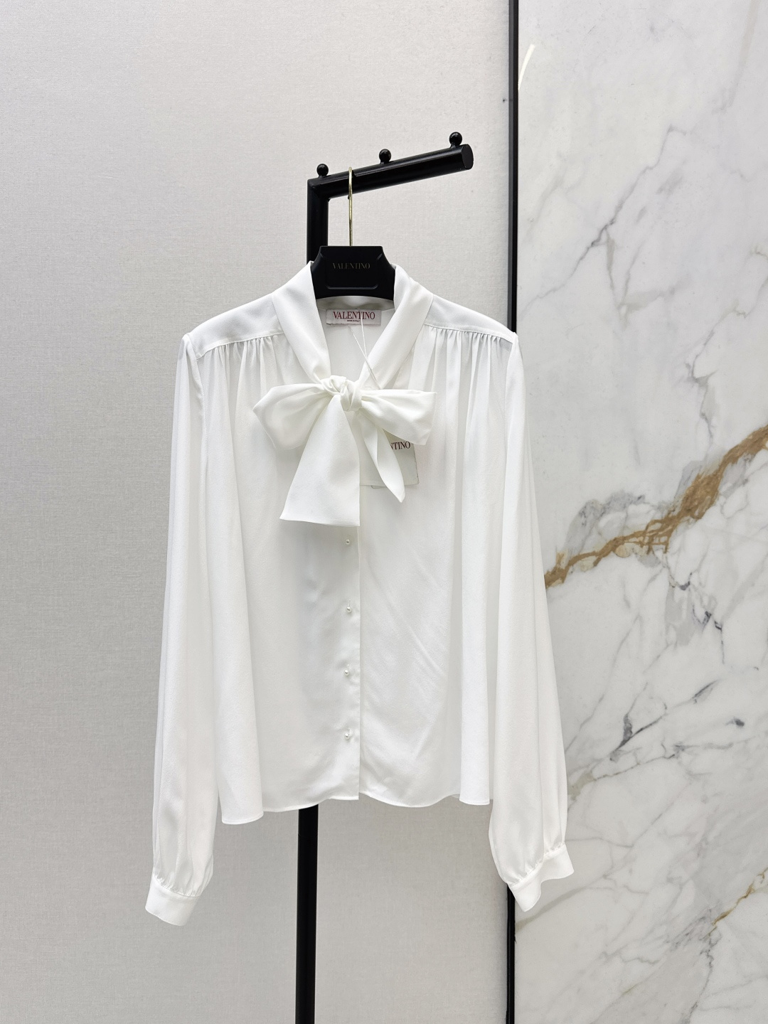NO:791038,VLTN 26Ss————The latest V-series white moonlight fluttering tie silk shirt in early spring, 100% silk double-layered fabric with silky and comfortable texture. Pearl button palace-style tie design is elegant and elegant. The classic version is not attractive. The fashionable and advanced tone makes the upper body look slimmer. The fabric is light and comfortable. It is a lazy and casual high-end item. It has a sense of elegance and gorgeousness. It is a white and rich beauty must-have item. One color ready for sale sml,, shirts, real  silk,19860909VLTN 26Ss————早春最新款V系白月光飘带领结真丝衬衫百分百 真丝双邹面料质感丝滑舒适 珍珠扣宫廷风领结设计优雅气质 经典版型不挑人 时髦又高级的调调上身巨显瘦 面料轻薄舒适 演绎慵懒随性的高级单品 自带优雅华丽感 白富美必入单品 一色现货发售sml,,shirts,real silk,,Women's clothing