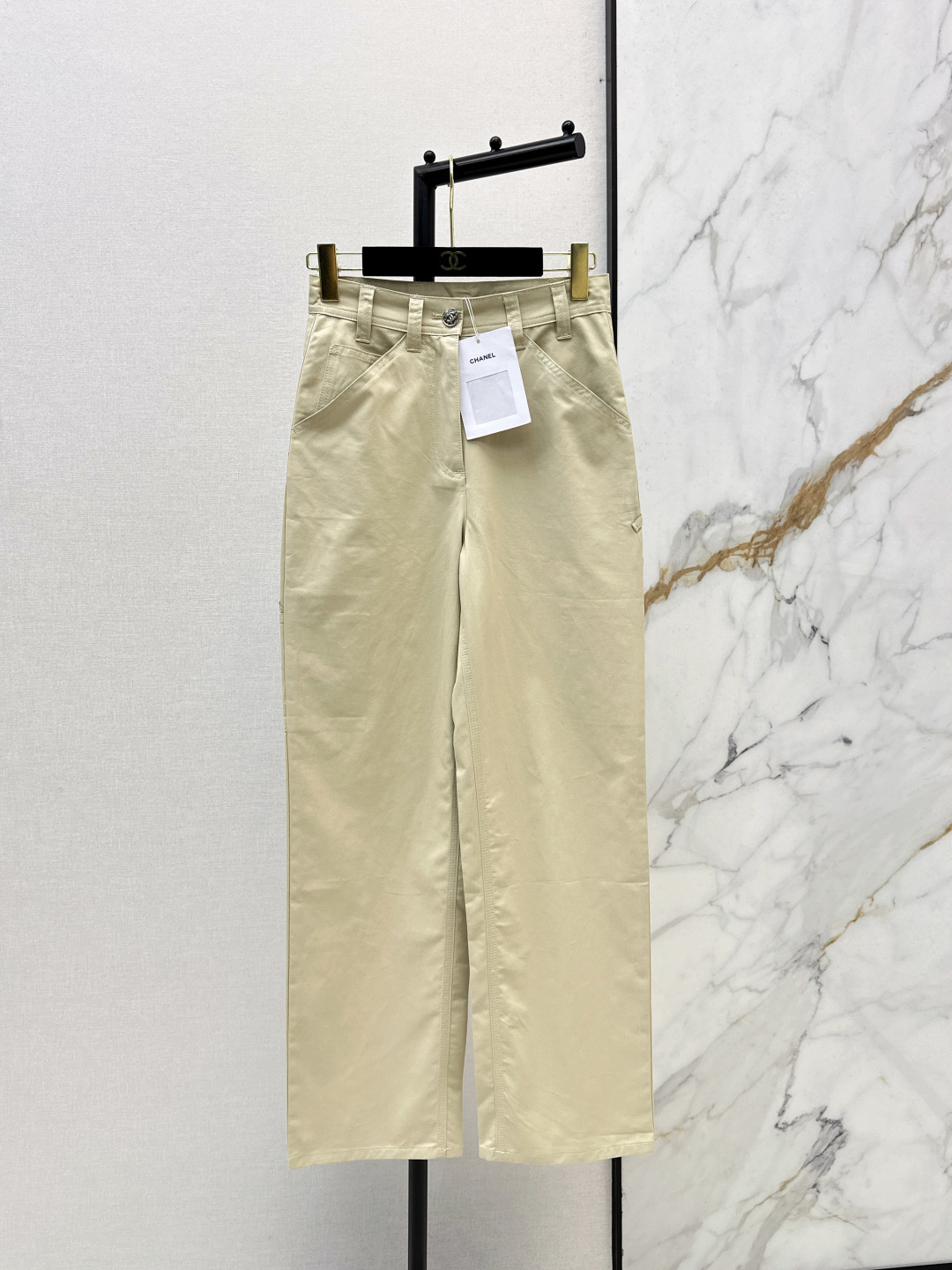 NO:791035,C's 26Ss - the latest early spring jeans with double side pockets and metal double C logo. The trousers are wide-legged, high-waisted, and straight-cut. They have good wrapping. You can stretch your legs to the longest proportion. The upper body is a perfect long-legged girl. The high-quality retro blue denim wash has a mid-century design. It can be easily worn in daily casual or minimalist styles. It is a super hot item this season. Three colors are available for sale sml,, chanel, jeans,19860909C家 26Ss————早春最新款侧边双口袋配金属双C标志牛仔裤 裤身是阔腿高腰直筒裁剪包裹性很好 可以将双腿比例感拉到最长 上身就是妥妥的长腿妹子 高品质复古蓝牛仔洗水带有中古感设计 日常休闲或极简风都能轻松驾驭 是本季超火单品 三色现货发售sml,,chanel,jeans,,Women's clothing