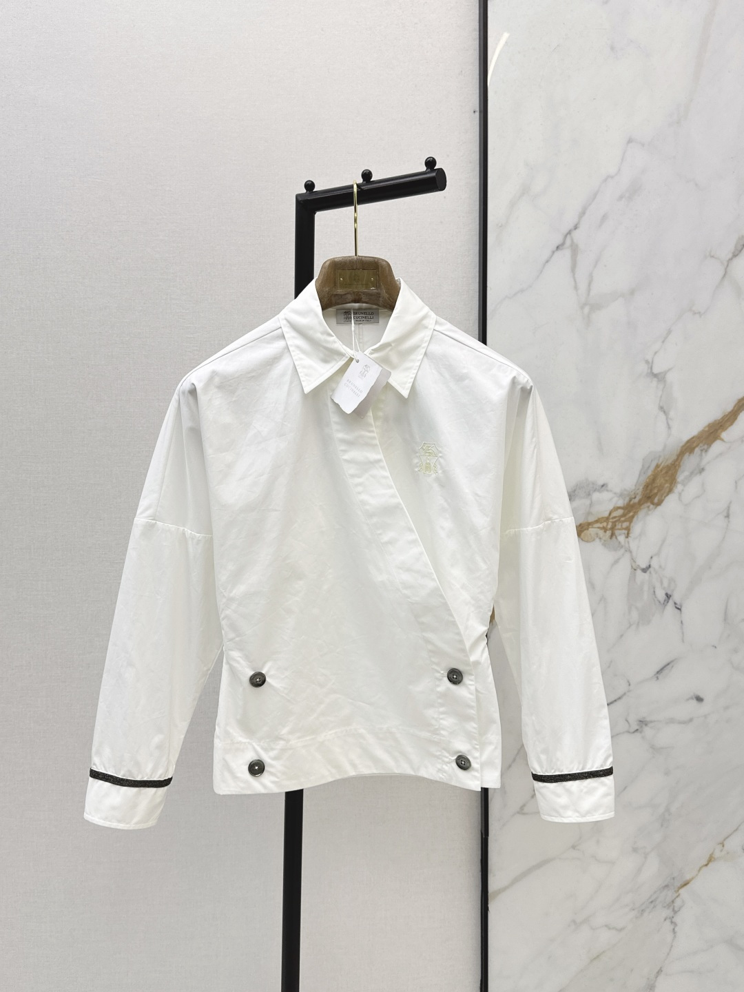 NO:791032,Exclusive model ~ Bc 26Ss————The latest spring and summer loho embroidered lapel shirt with three-dimensional waist cut. Button decoration is added on both sides. The hem is a cross design. It is visually very tall. It has the magic effect of lengthening the legs. It is a fashionable and stylish white shirt. One color ready for sale sml, shirts,19860909独家款～ Bc 26Ss————春夏最新款loho刺绣装饰翻领衬衫腰部立体收腰剪裁 双侧边加入了扣装饰 下摆是形成交叉的设计 在视觉感上超级显高 很有拉长双腿效果的魔力 是时髦有型的白衬衫 一色现货发售sml,,shirts,,Women's clothing