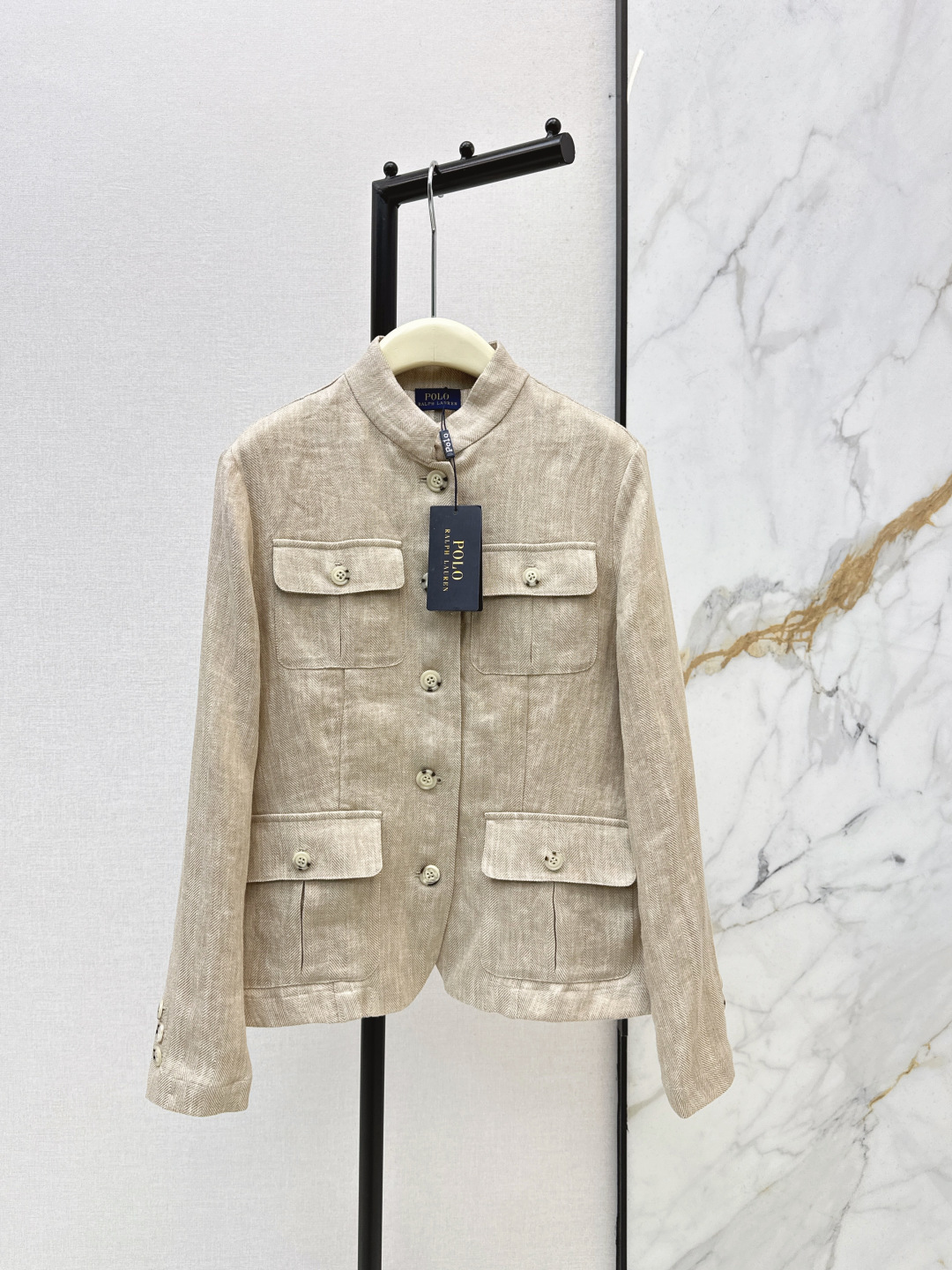 NO:791030,Relaxed old-money style outfit RL 26Ss————The latest handsome workwear style four-pocket decorative linen jacket for spring and summer. The spring and summer linen series are really high-end. The symmetrical pocket design is a slim cut. The upper body is particularly slim. It is elegant and elegant. It is also very suitable for commuting. The real thing is very high-end. One color ready for sale sml,,jackets & coats,19860909松弛老钱感穿搭 RL 26Ss————春夏最新款帅气工装风四口袋装饰亚麻外套春夏亚麻系列真的很高级 对称口袋设计 版型是修身的剪裁 上身特别显瘦 大气有范 通勤也很适合 实物很高级 一色现货发售sml,,jackets & coats,,Women's clothing