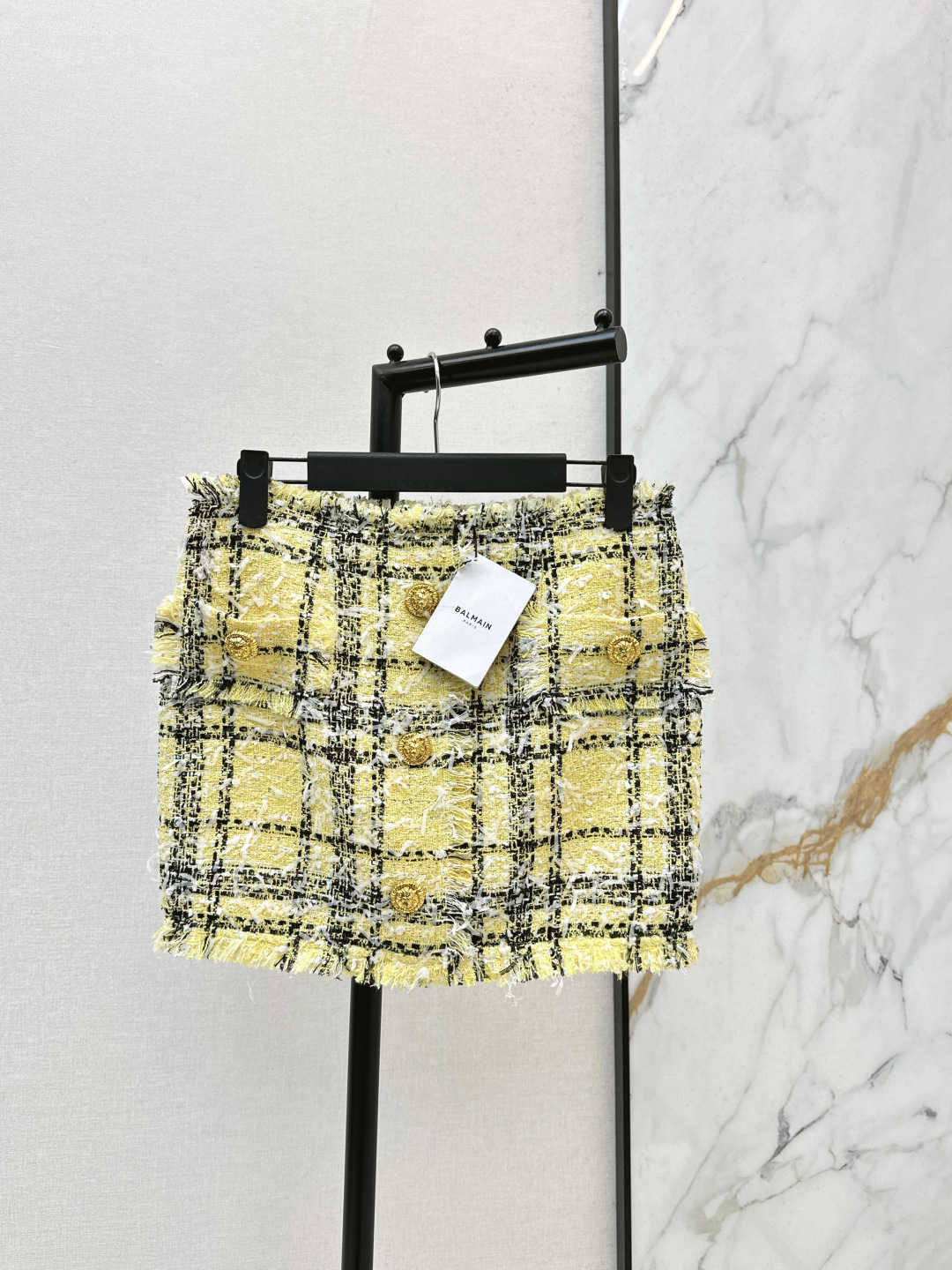 NO:791028,Recommend a matching set: Bal 26Ss - the latest French tweed plaid hip-hugging skirt in early spring with high waist and three-dimensional tailoring. The micro-A hem design is versatile and not picky. Modern, sweet and cool versatile items are fashionable and high-end. Imported woven tweed fabrics. One color ready for sale sml,,skirts,19860909推荐一套搭配 Bal 26Ss————早春最新款法式粗花呢格纹包臀半裙高腰立体剪裁 微A摆设计版型上身百搭不挑人 摩登甜酷百搭单品时髦又高级 进口编织软呢面料 一色现货发售sml,,skirts,,Women's clothing