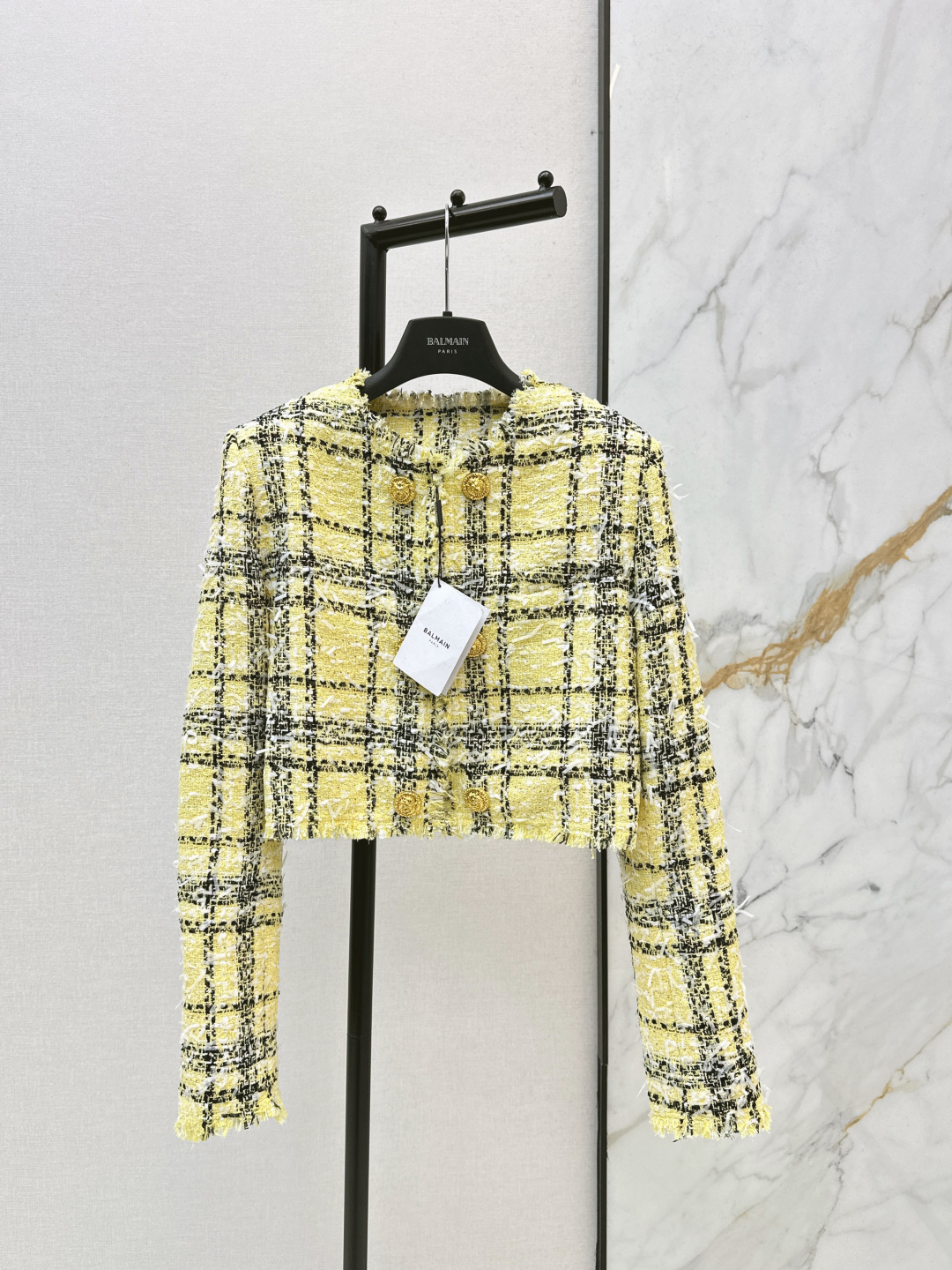 NO:791026,Recommend a set to match Bal 26Ss - the latest yellow plaid tweed gold-button jacket in early spring. The hand-made fringed placket design is modern and handsome. The versatile item is fashionable and advanced. The 3D three-dimensional cutting shoulder pad short version has a cool and mature upper body and looks tall. Imported woven soft fabric. One color ready for sale sml,,jackets & coats,19860909推荐一套搭配 Bal 26Ss————早春最新款黄色格纹粗花呢金扣外套手工流苏边开襟设计摩登帅气 百搭单品时髦又高级 3D立体剪裁垫肩短款版型 上身酷飒轻熟感又显高挑 进口编织软呢面料 一色现货发售sml,,jackets & coats,,Women's clothing