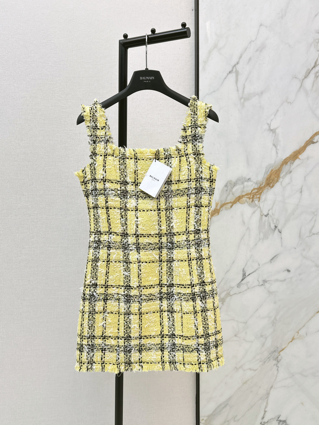 NO:791024,Bal 26Ss——————The latest yellow plaid tassel suspender dress in early spring, woven fabric developed by yb. Three-dimensional waist and slim fit. The upper body is slimming. Elegant and modern for commuting. A must-have high-end item for Bai Fumei. The texture of imported woven tweed fabric is awesome. One color ready for sale sml,,skirts,19860909Bal 26Ss—————早春最新款黄色格纹流苏吊带连衣裙yb开发编织面料 立体收腰修身版型上身巨显瘦 气质优雅摩登通勤 白富美必备高级单品 进口编织软呢面料质感超赞 一色现货发售sml,,skirts,,Women's clothing