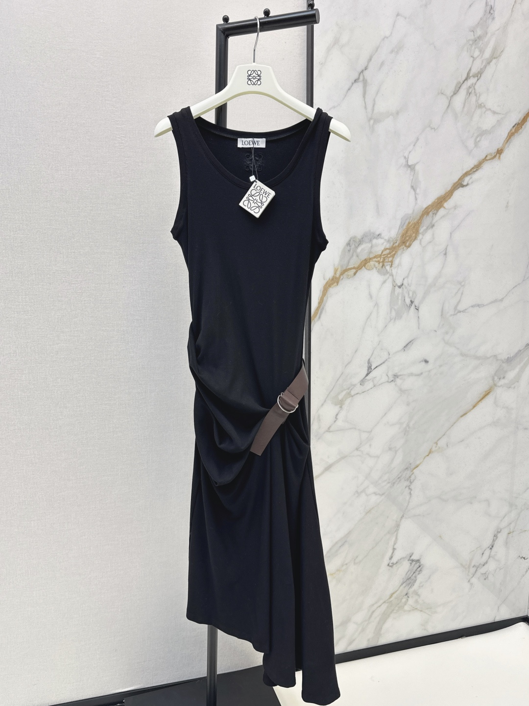 NO:791022,Loe 26Ss - the latest spring and summer pleated dress with belt decoration, classic logo embroidery decoration + adjustable belt, casual and stylish. The waist is pleated to easily cover the flesh of the lower abdomen. It is very thoughtful. The irregular slit design on the hem is more visually taller. Two colors are available for sale sml,, loewe, skirts,19860909Loe 26Ss————春夏最新款腰带装饰褶皱连衣裙 经典logo刺绣装饰 +可调节腰带 休闲又有造型感 腰部采用褶皱设计 轻松遮住小腹的肉肉 很心机 下摆斜边不规则开叉设计 在视觉感上更加显高 两色现货发售sml,,loewe,skirts,,Women's clothing