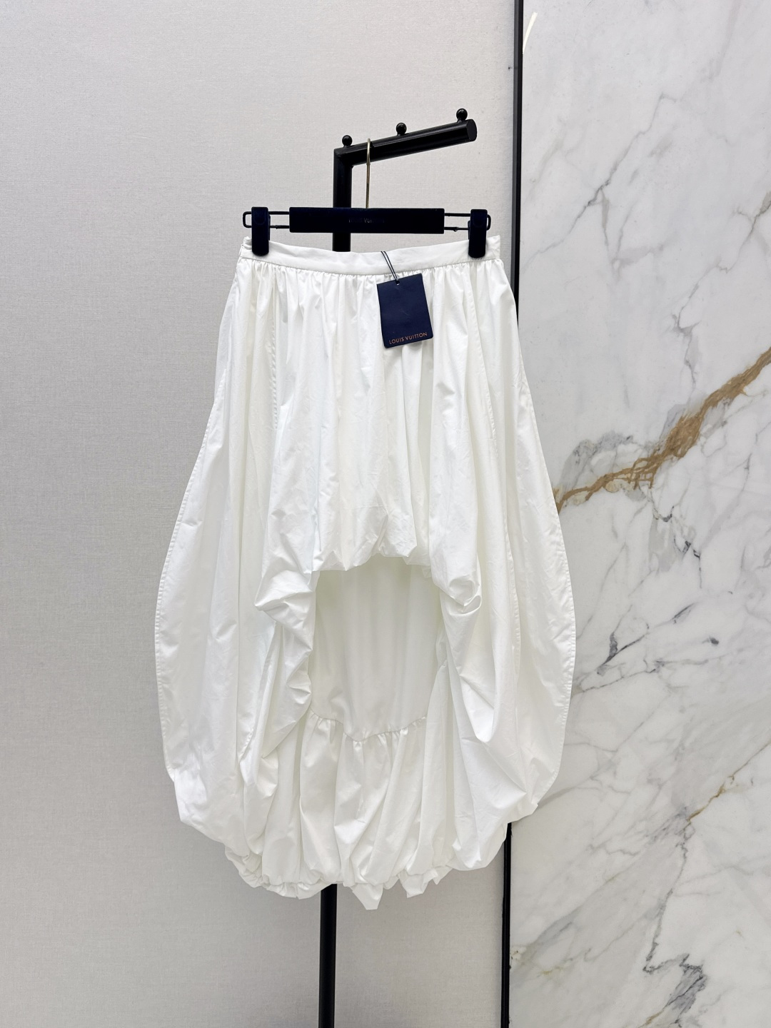 NO:791541,L family 26Ss————The latest spring and summer white skirt with short front and long back, short front and long back, can be cut in A cute style. Full of small details, which are a plus. Exquisite workmanship, age-reducing fashion, good HOLD style, won the hearts of fairies, soft and textured, one color ready for sale smlxl,, louis vuitton, skirts,19860909L家 26Ss————春夏最新款前短后长白色半裙前短后长版型剪裁 可A可乖的风格 满满小细节太加分了 做工精致 减龄时尚 好HOLD住造型 深得仙女心 柔软有质感 一色现货发售smlxl,,louis vuitton,skirts,,Women's clothing