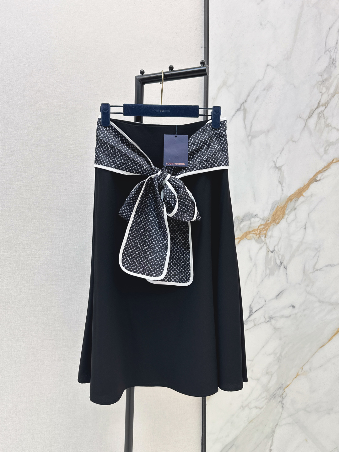 NO:791526,L’s 26Ss—the latest early spring strappy bow skirt, retro and fashionable, low-key and luxurious!  The version is versatile and not picky. Customized technical fabrics are a must-have for Bai Fumei. One color is available in stock, smlxl, louis vuitton, skirts,19860909L家 26Ss————早春最新款绑带蝴蝶结半裙 复古时髦 低调气质又奢华高级！版型百搭不挑人 定制科技面料 白富美必入 一色现货发售smlxl,,louis vuitton,skirts,,Women's clothing