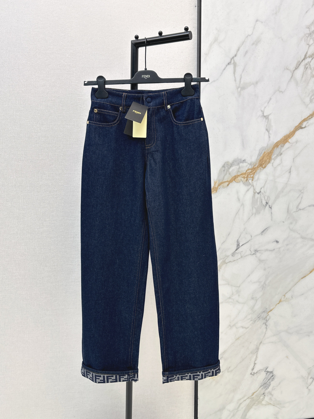 NO:791543,FD 26Ss————The latest puree color washed denim suit for spring and summer, lapel denim jacket + jeans. Super fashionable new denim denim. The upper body is cool and sassy with a unique color tone. The texture is fine and the cotton feels natural. It has a sinewy feel yet is soft. Super beautiful. Developed in one color. Ready for sale sml,,jeans,jackets & coats,19860909FD 26Ss————春夏最新款原浆色洗水牛仔套装翻领牛仔外套+牛仔裤 超时髦新款丹宁牛仔 个性色调上身又酷又飒爽 纹理细腻棉感自然 既有筋骨感又不失柔软 超级漂亮 一色分开发 现货发售sml,,jeans,jackets & coats,,Women's clothing