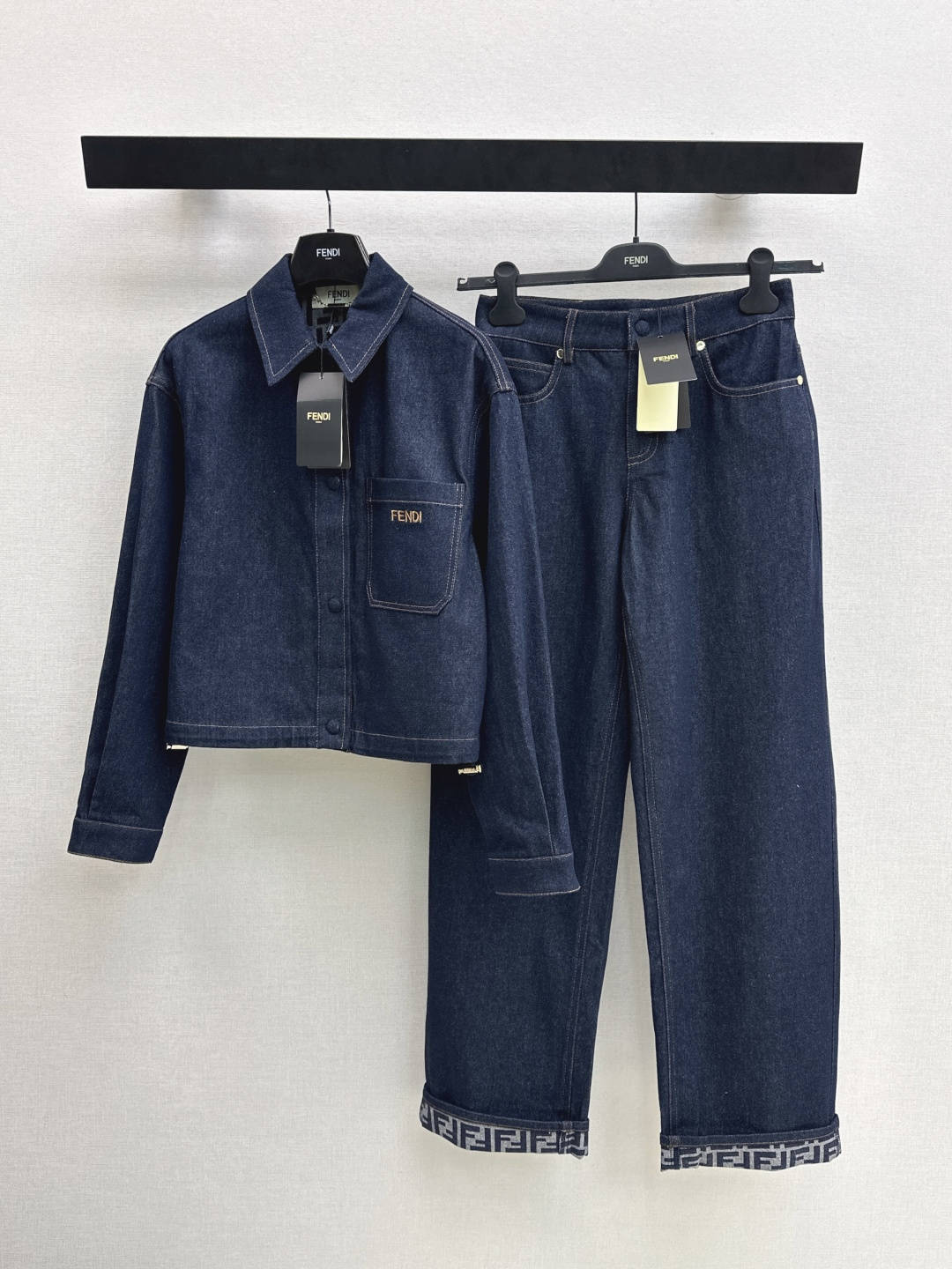 NO:791540,FD 26Ss————The latest puree color washed denim suit for spring and summer, lapel denim jacket + jeans. Super fashionable new denim denim. The upper body is cool and sassy in individual colors. The texture is fine and the cotton feels natural. It has a sinewy feel yet is soft. Super beautiful. Developed in one color. Ready for sale in sml. Outside,,jeans,jackets & coats,19860909FD 26Ss————春夏最新款原浆色洗水牛仔套装翻领牛仔外套+牛仔裤 超时髦新款丹宁牛仔 个性色调上身又酷又飒爽 纹理细腻棉感自然 既有筋骨感又不失柔软 超级漂亮 一色分开发 现货发售sml 外,,jeans,jackets & coats,,Women's clothing