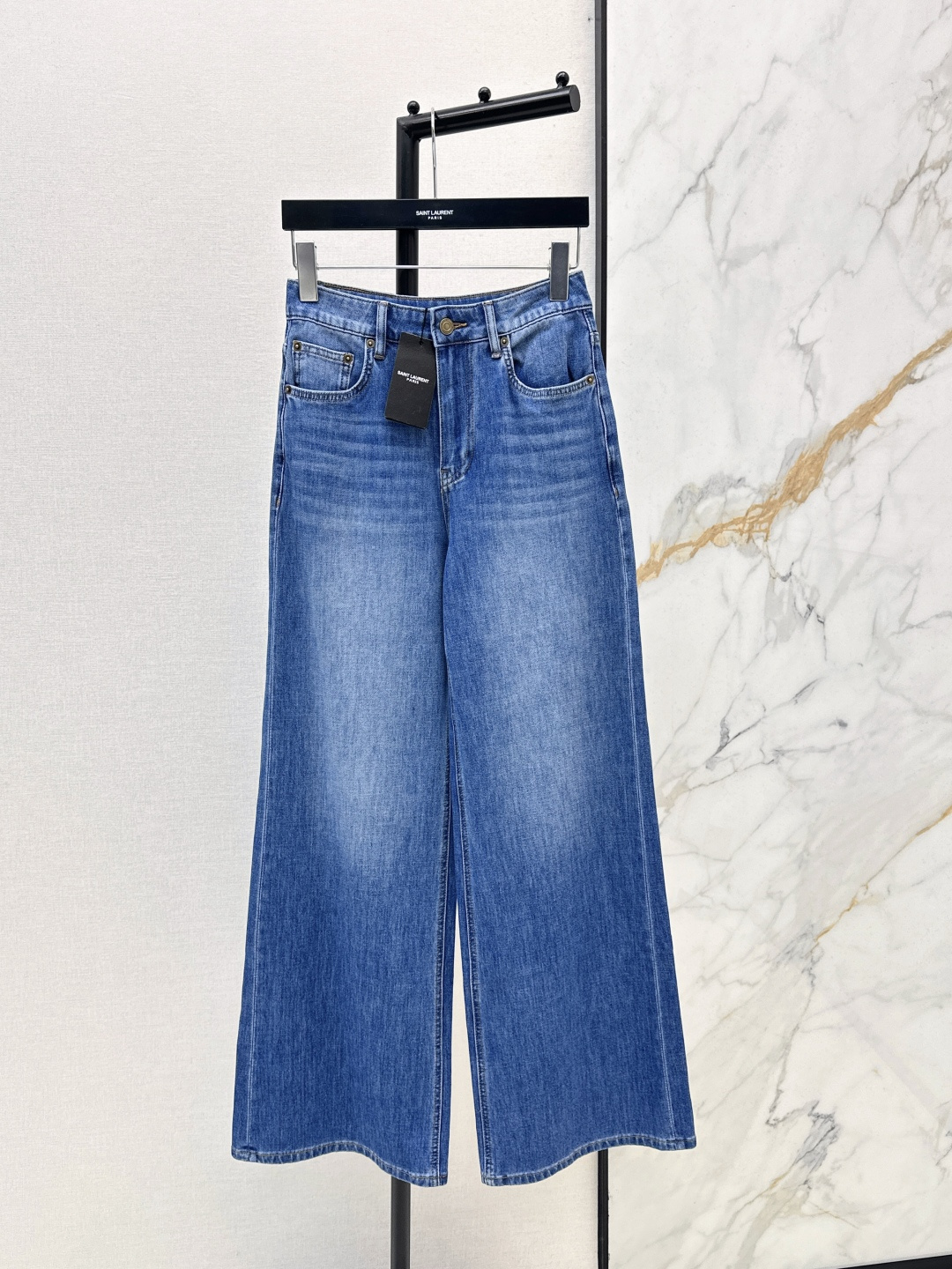 NO:791525,240SL 26Ss————The latest straight-leg jeans for early spring. The whole piece is three-dimensional. It is all-around exquisite and can be worn by celebrities. The upper body is super covered and the legs are slim. It is a great item to match. It is simple and refreshing. It has a refreshing and fashionable sense of high-end. It is elegant and fashionable in daily life. It is very versatile. The color is very beautiful. The fabric is high-end and texture. A must-have for dates and shopping. One color ready for sale smlxlxxl,,loro piana,jeans,19860909240SL 26Ss————早春最新款直筒牛仔裤 整件立体剪裁 全方位精致做明星穿搭 上身超级遮肉显瘦 超拉腿部比例 巨好搭配的单品 简简单单 穿出清爽时髦的高级感 日常优雅又时髦巨百搭 颜色很好看 面料高级又有质感 约会逛街必备 一色现货发售smlxlxxl,,loro piana,jeans,,Women's clothing