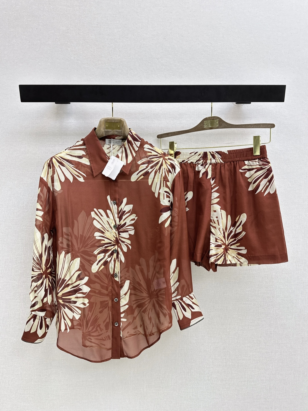 NO:791516,Shirt Short Bc 26Ss——Early spring latest printed silk suit shirt + elastic waist shorts 100% silk fabric Penetrating printing Retro fashionable low-key temperament yet luxurious and high-end Versatile and not picky Customized technical fabrics The quality of workmanship depends on the details White and rich beauty must buy One color separated development Ready for sale sml,,shorts,shirts,real silk,19860909衬衣 短Bc 26Ss————早春最新款印花真丝套装衬衫+松紧腰短裤 百分百真丝面料 渗透印花 复古时髦 低调气质又奢华高级 版型百搭不挑人 定制科技面料 做工品质看细节 白富美必入 一色分开发 现货发售sml,,shorts,shirts,real silk,,Women's clothing