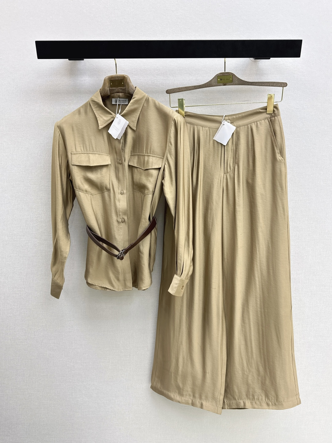 NO:791498,Exclusive first release of Bc 26Ss - the latest high-end minimalist old-money style suit in early autumn. Handsome double-pocket shirt + straight trousers. Minimalist casual old-money style. The lace-up waist curve makes femininity sublimated in toughness. Easy to control for commuting. Pair with trousers from the same series to interpret different styles. Breathable and comfortable silk cotton fabric. Excellent texture. Two colors are developed separately. Ready for sale. SML lining, shirts,19860909独家首发 Bc 26Ss————早秋最新款高级极简老钱风套装帅气双口袋衬衫+直筒西裤 极简休闲老钱风 系带收腰身曲线让柔美在硬朗中升华 通勤穿搭轻松驾驭 搭配同系列西裤 演绎不同风格 透气舒适的丝绵面料 质感超赞 两色分开发 现货发售sml 衬,,shirts,,Women's clothing