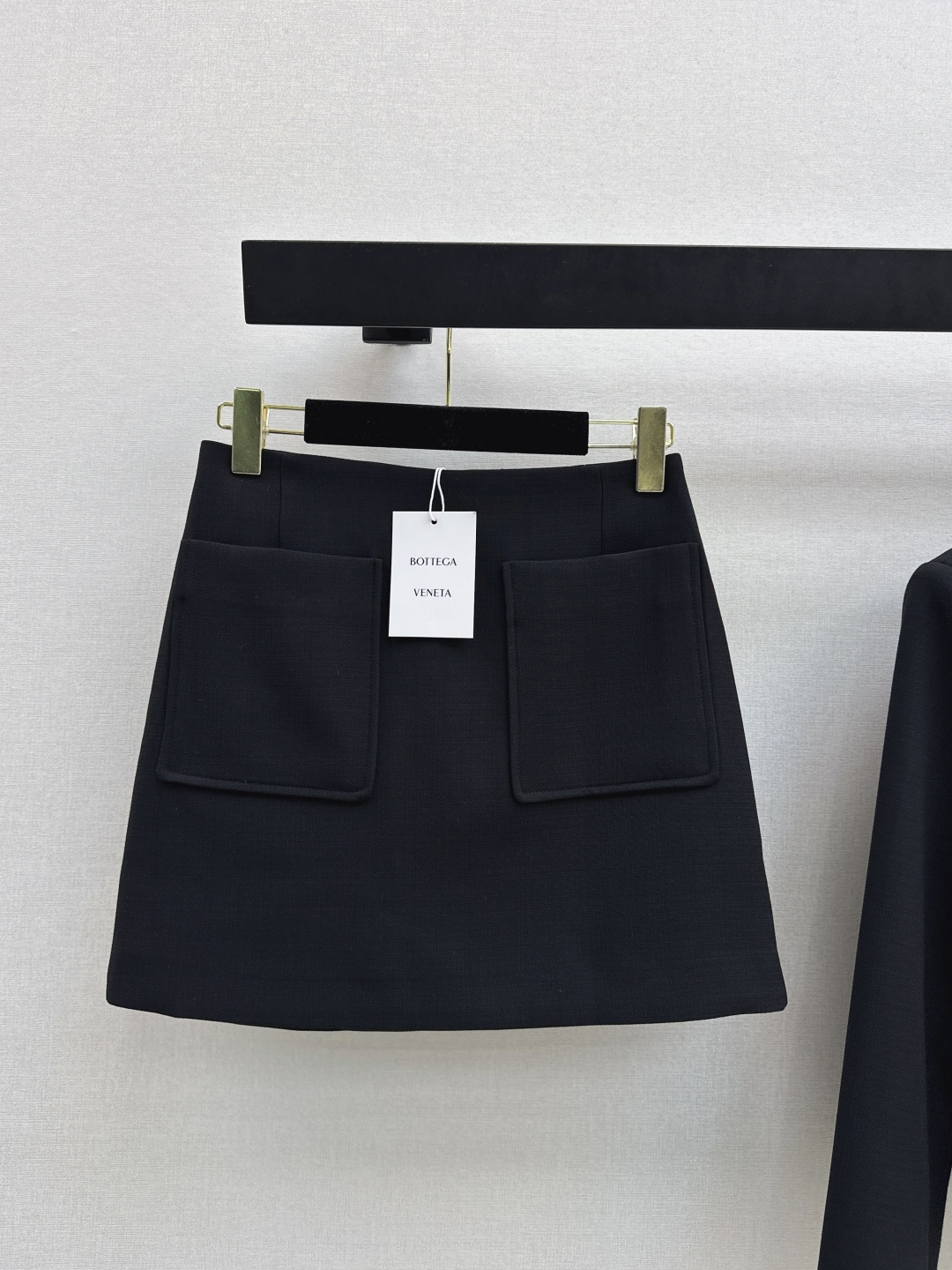 NO:792094,Exclusive debut of Bv 26Ss————The latest temperament suit for spring and summer, four-pocket gold-button decorated jacket + A-line skirt. Exclusively customized fabric. The surface is textured. It is light and yet stiff. The color is correct. The upper body is very white. The set is visually very slim. It is high-end and elegant. It is fashionable and elegant. It can be used for daily commuting. Two colors are available separately. Ready for sale sml,,bottega veneta,skirts,jackets & coats,19860909独家首发 Bv 26Ss————春夏最新款气质套装四口袋金扣装饰外套+A字半裙 独家定制的面料 表面带有纹理 轻薄不失挺括感 颜色很正 上身是很显肤色白的 一套搭配视觉上很显瘦 高级有气质感 时髦又有优雅范 通勤日常皆可 两色分开发 现货发售sml,,bottega veneta,skirts,jackets & coats,,Women's clothing