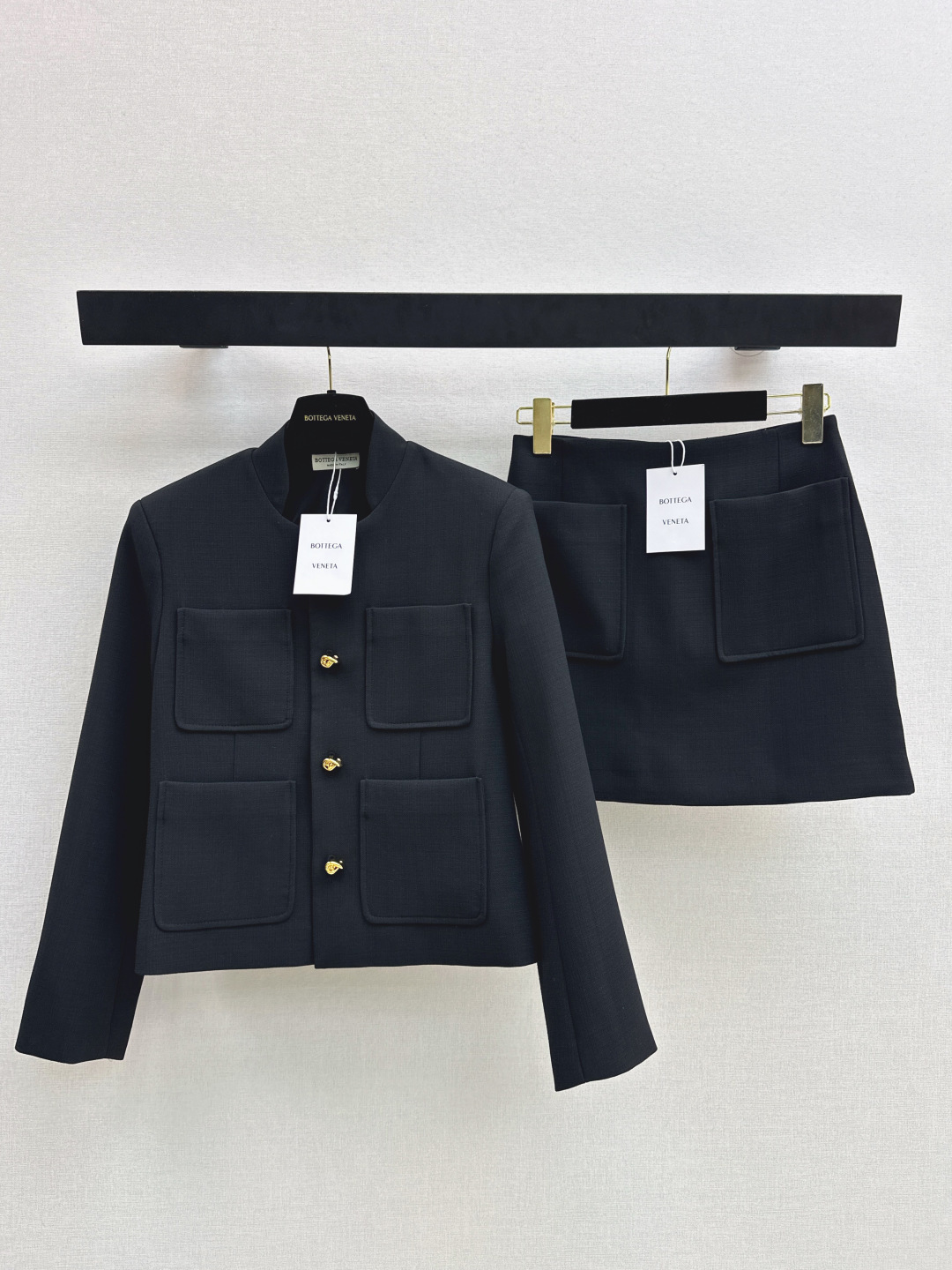 NO:792091,Exclusive debut Bv 26Ss————The latest temperament suit for spring and summer, four-pocket gold buckle decorated jacket + A-line skirt. Exclusively customized fabric with texture on the surface. Light and yet stiff. The color is correct. The upper body is very white. The set is visually very slim. High-end and elegant. Fashionable and elegant. Suitable for commuting and daily life. Two colors are available separately. Ready for sale sml. Outside,,bottega veneta,skirts,jackets & coats,19860909独家首发 Bv 26Ss————春夏最新款气质套装四口袋金扣装饰外套+A字半裙 独家定制的面料 表面带有纹理 轻薄不失挺括感 颜色很正 上身是很显肤色白的 一套搭配视觉上很显瘦 高级有气质感 时髦又有优雅范 通勤日常皆可 两色分开发 现货发售sml 外,,bottega veneta,skirts,jackets & coats,,Women's clothing