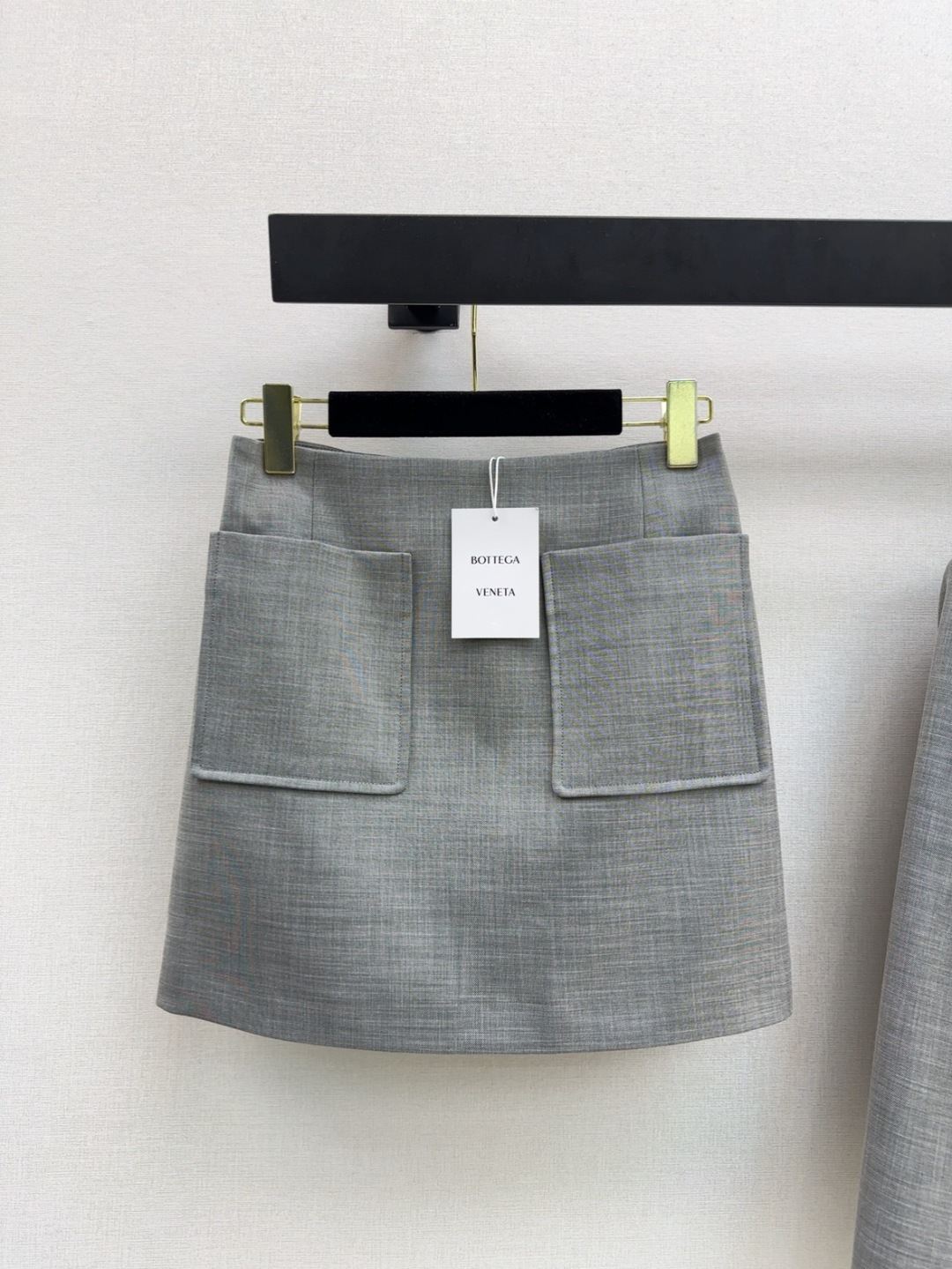 NO:792088,Exclusive debut of Bv 26Ss————The latest temperament suit for spring and summer, four-pocket gold-button decorated jacket + A-line skirt. Exclusively customized fabric. The surface is textured. It is light and yet stiff. The color is correct. The upper body is very white. The set is visually very slim. It is high-end and elegant. It is fashionable and elegant. It can be used for daily commuting. Two colors are available separately. Ready for sale sml,,bottega veneta,skirts,jackets & coats,19860909独家首发 Bv 26Ss————春夏最新款气质套装四口袋金扣装饰外套+A字半裙 独家定制的面料 表面带有纹理 轻薄不失挺括感 颜色很正 上身是很显肤色白的 一套搭配视觉上很显瘦 高级有气质感 时髦又有优雅范 通勤日常皆可 两色分开发 现货发售sml,,bottega veneta,skirts,jackets & coats,,Women's clothing