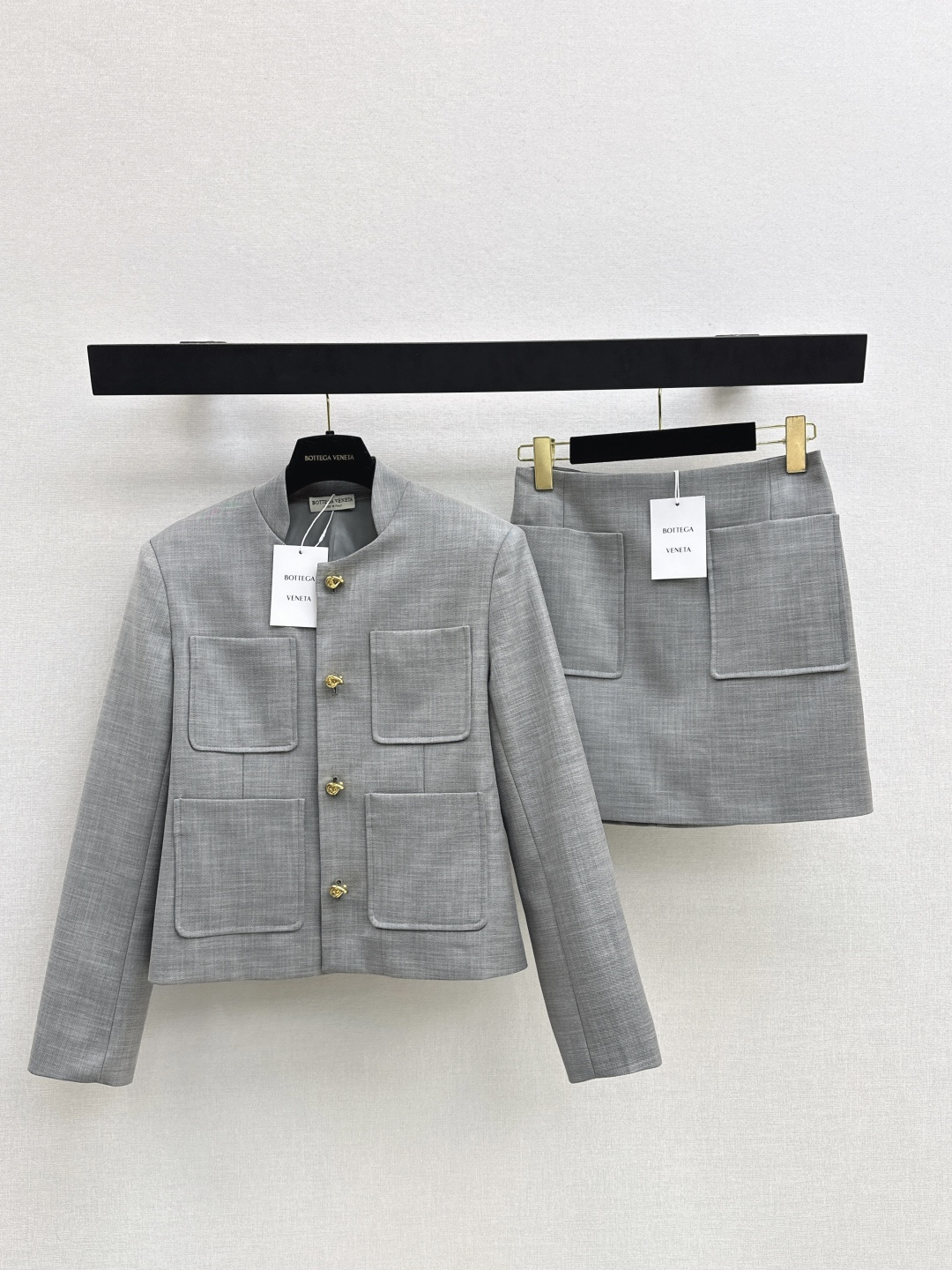 NO:792085,Exclusive debut Bv 26Ss————The latest temperament suit for spring and summer, four-pocket gold buckle decorated jacket + A-line skirt. Exclusively customized fabric with texture on the surface. Light and yet stiff. The color is correct. The upper body is very white. The set is visually very slim. High-end and elegant. Fashionable and elegant. Suitable for commuting and daily life. Two colors are available separately. Ready for sale sml. Outside,,bottega veneta,skirts,jackets & coats,19860909独家首发 Bv 26Ss————春夏最新款气质套装四口袋金扣装饰外套+A字半裙 独家定制的面料 表面带有纹理 轻薄不失挺括感 颜色很正 上身是很显肤色白的 一套搭配视觉上很显瘦 高级有气质感 时髦又有优雅范 通勤日常皆可 两色分开发 现货发售sml 外,,bottega veneta,skirts,jackets & coats,,Women's clothing