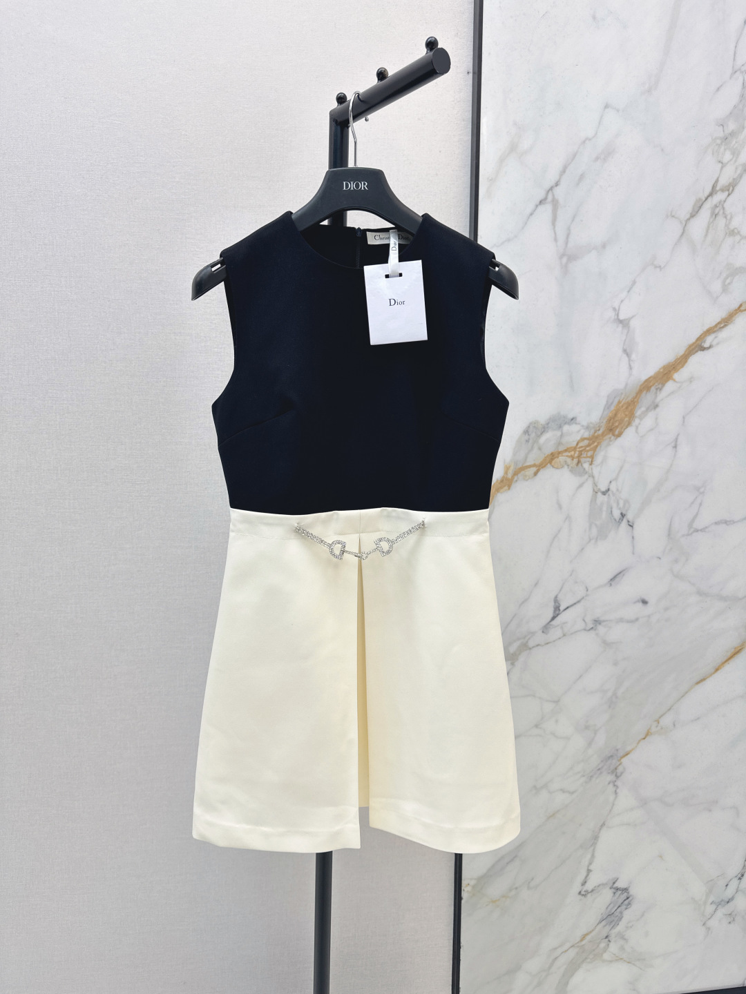 NO:793098,CD 26Ss————The latest black and white spliced ​​sleeveless dress for spring and summer. Classic design. The upper body is exquisite and capable. Easy to match. Customized imported fabrics are crisp and stylish. Full of high-end and full of texture. One color ready for sale smlxl,,skirts,19860909CD 26Ss————春夏最新款黑白拼接无袖连衣裙 经典款设计 上身精致又干练得体 搭配起来随心应手 定制的进口面料挺括有型 满满的高级感 质感十足 一色现货发售smlxl,,skirts,,Women's clothing