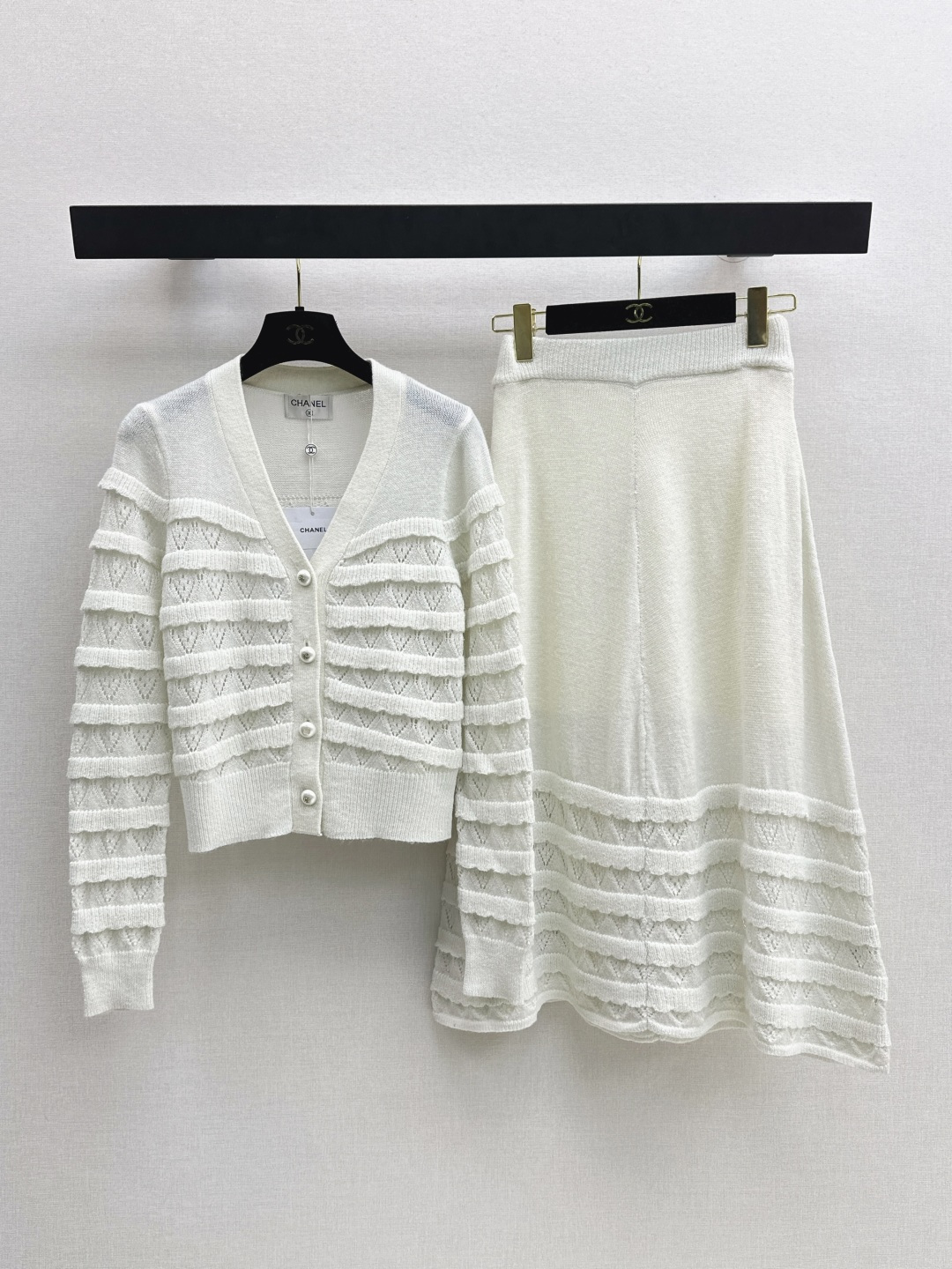 NO:793695,Cardigan Skirt C Home 26Ss————The latest ladylike suit for spring and summer, milky white layer cake knitted cardigan + skirt. The combination is too fairy. Layers of hollow crochet + shimmering silver thread, gentle and a little delicate and noble, like wearing the spring moonlight on the body~ It makes you look thinner and taller and can elongate the proportion. Wear it alone to make a gentle lady. Layer a suspender skirt and it will be the dating ceiling. One color separates the hair.  Spot sale sml,,chanel,skirts,19860909开衫 半裙C家 26Ss————春夏最新款名媛气质套装奶白层层蛋糕针织开衫+半裙 一套搭配也太仙了吧 层层叠叠的镂空钩花+微闪银丝 温柔又带点精致贵气 像把春日月光穿在身上～ 显瘦显高还能拉长比例 单穿是温柔小姐姐 叠穿吊带裙就是约会天花板 一色分开发 现货发售sml,,chanel,skirts,,Women's clothing
